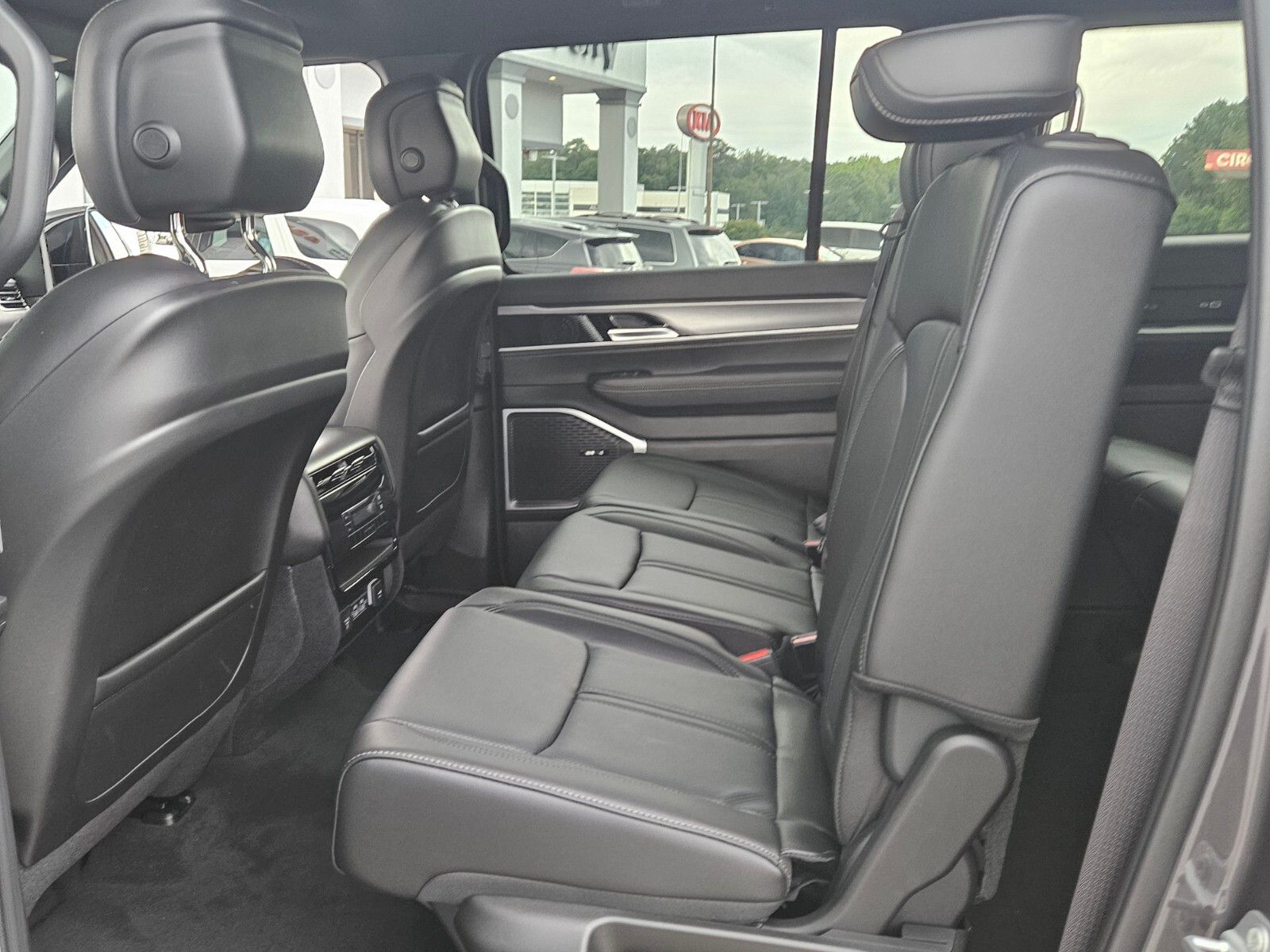 2025 Jeep Wagoneer L Base photo 4