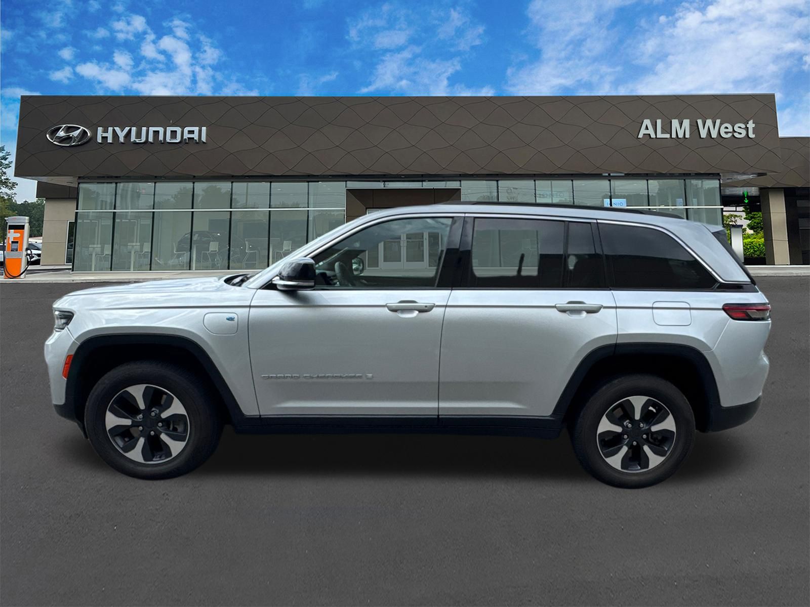 Used 2024 Silver Jeep 4xe image 8