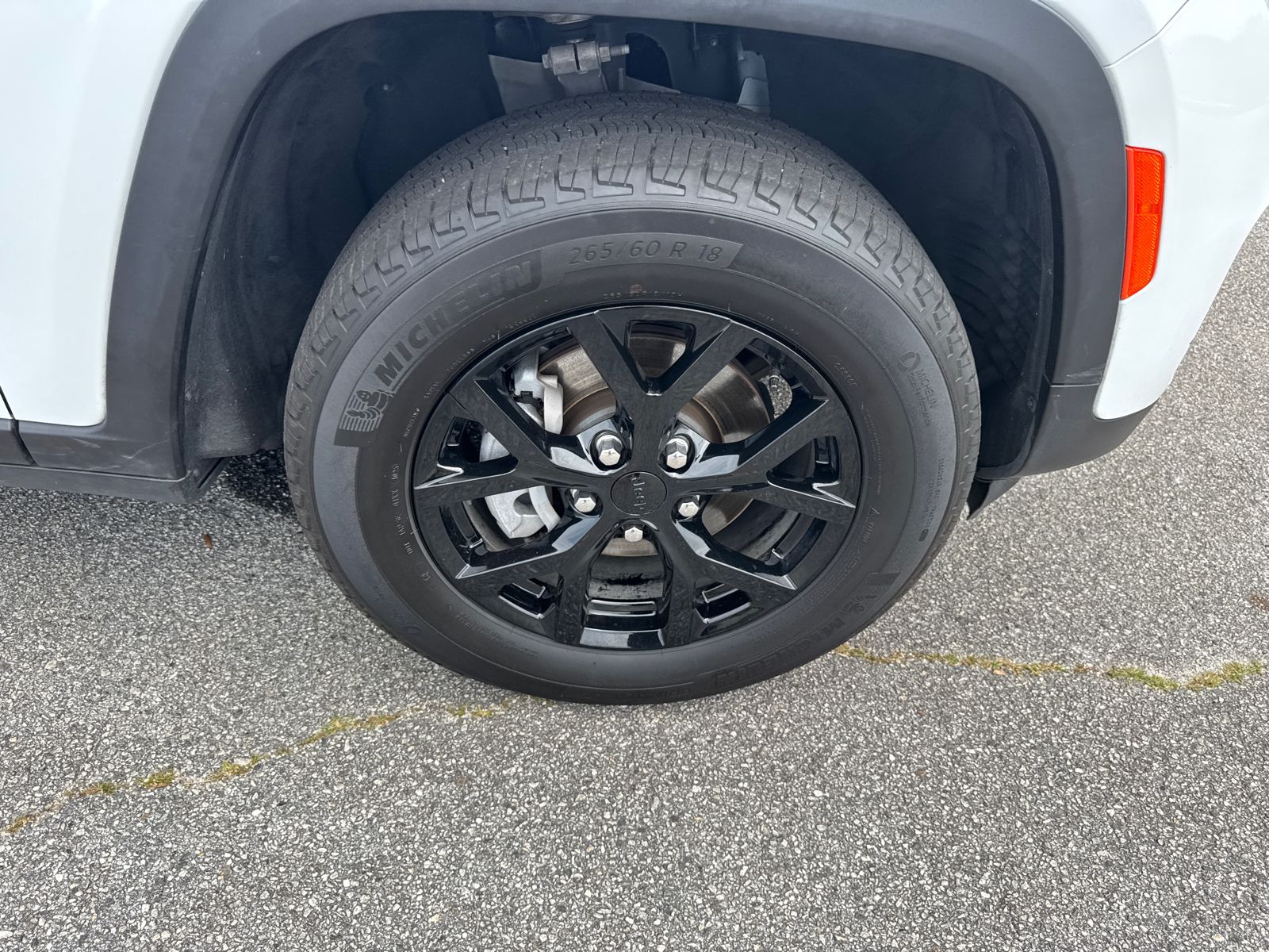 Used 2025 White Jeep Altitude image 12