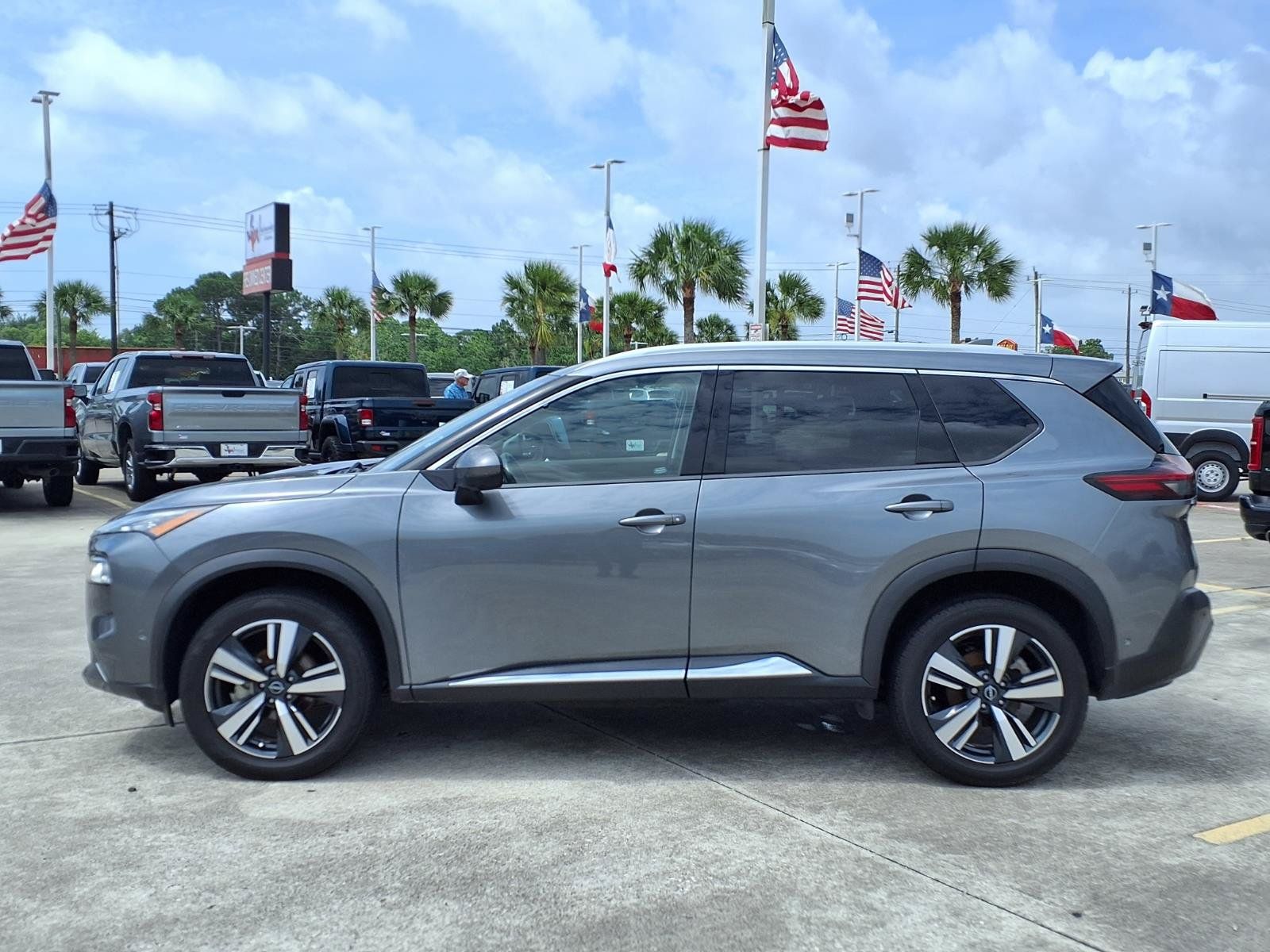 2023 Nissan Rogue SL - 8