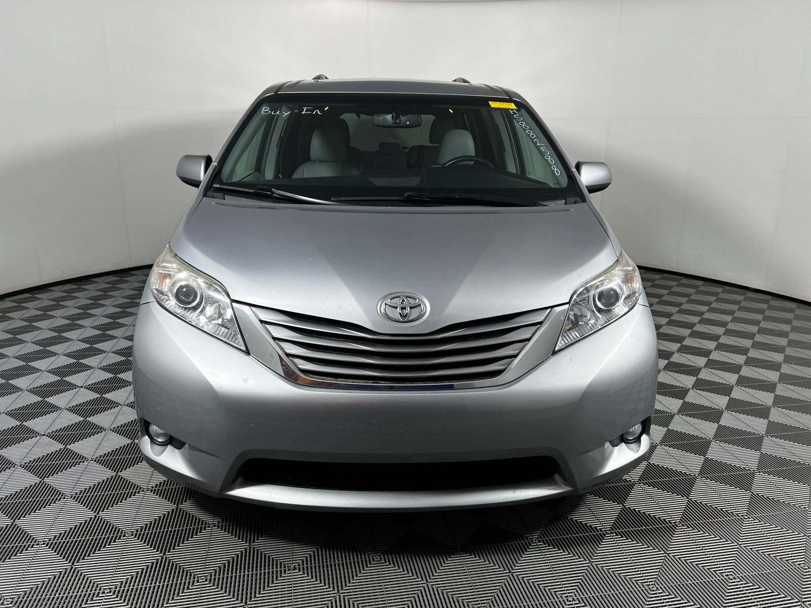 2017 Toyota Sienna XLE 2