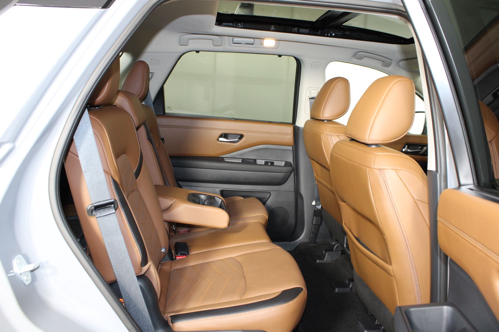 Used 2025 Gray Nissan Platinum image 22