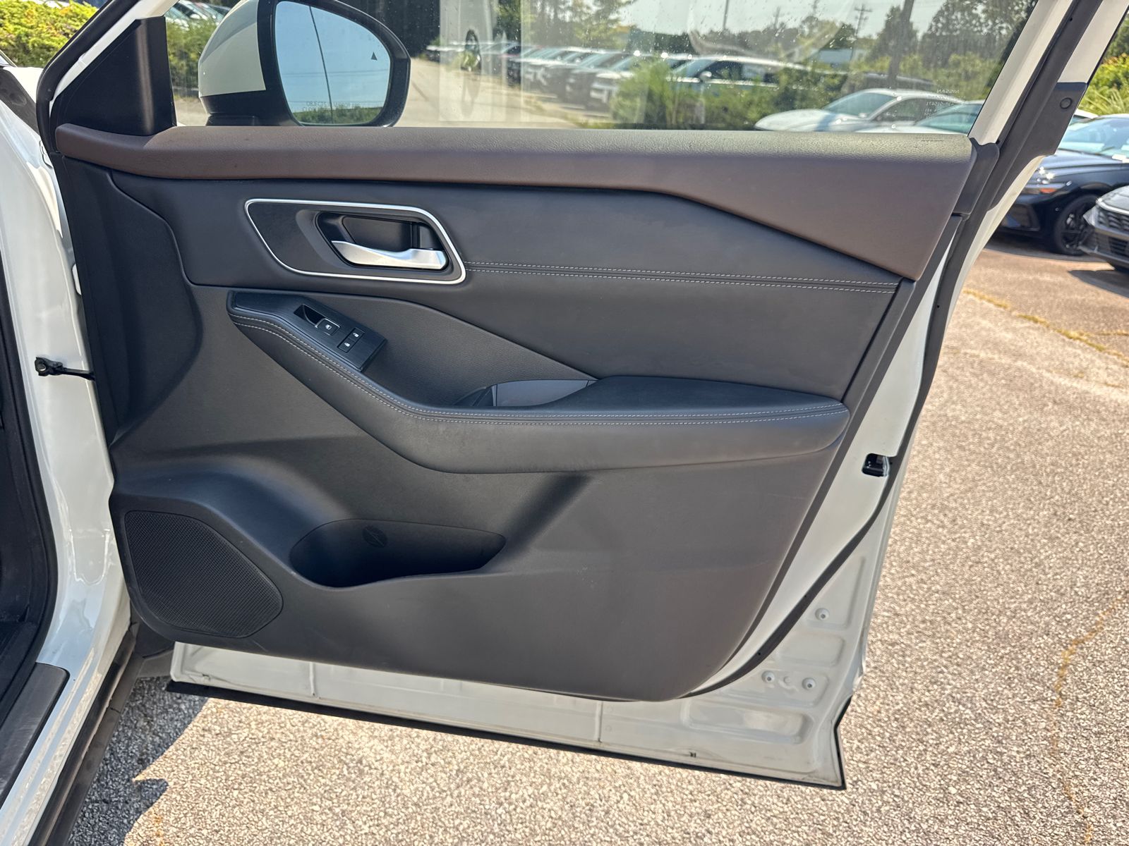 Used 2022 White Nissan Platinum image 14