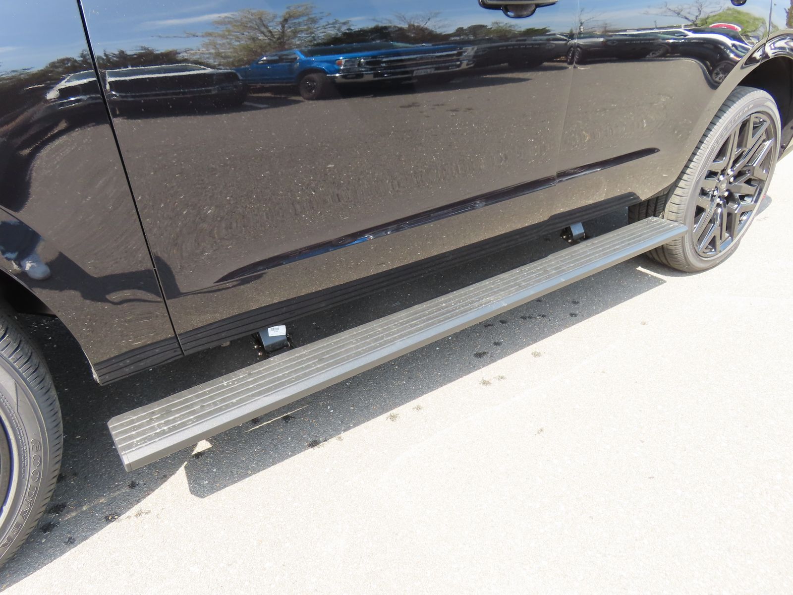 View vehicle photo 7