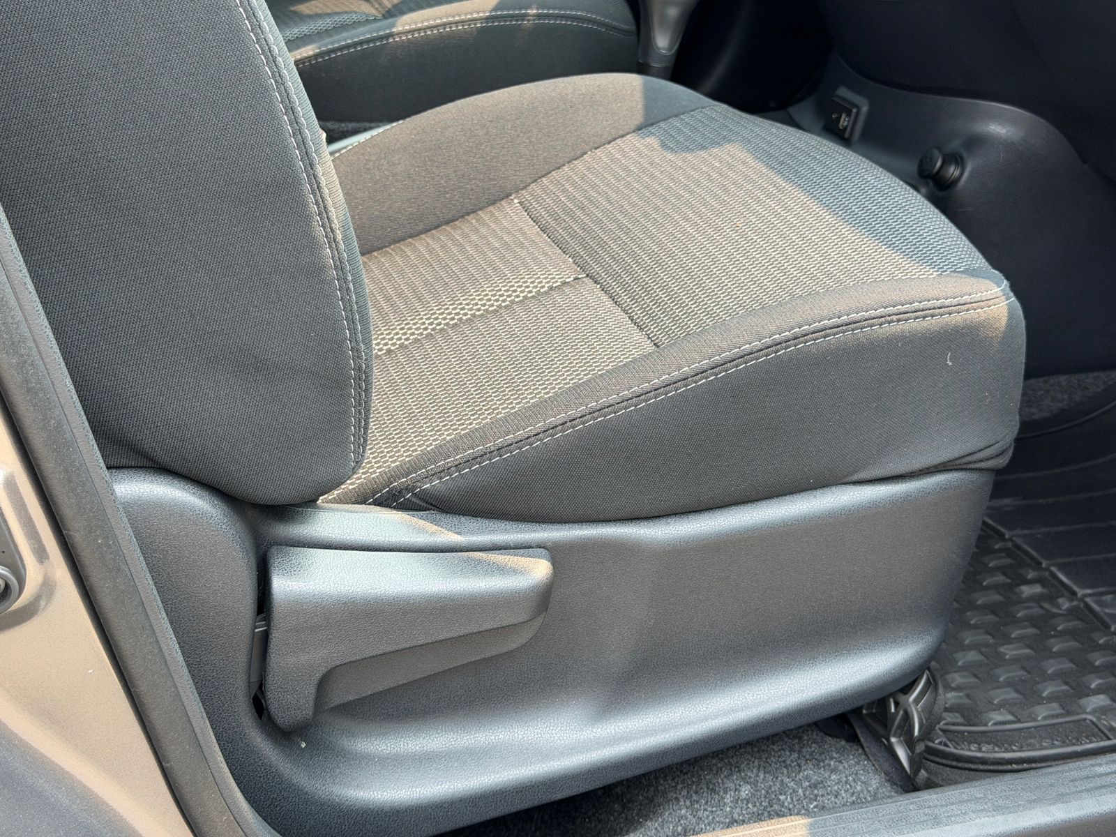 Used 2017 Khaki Nissan 1.6 SV image 29