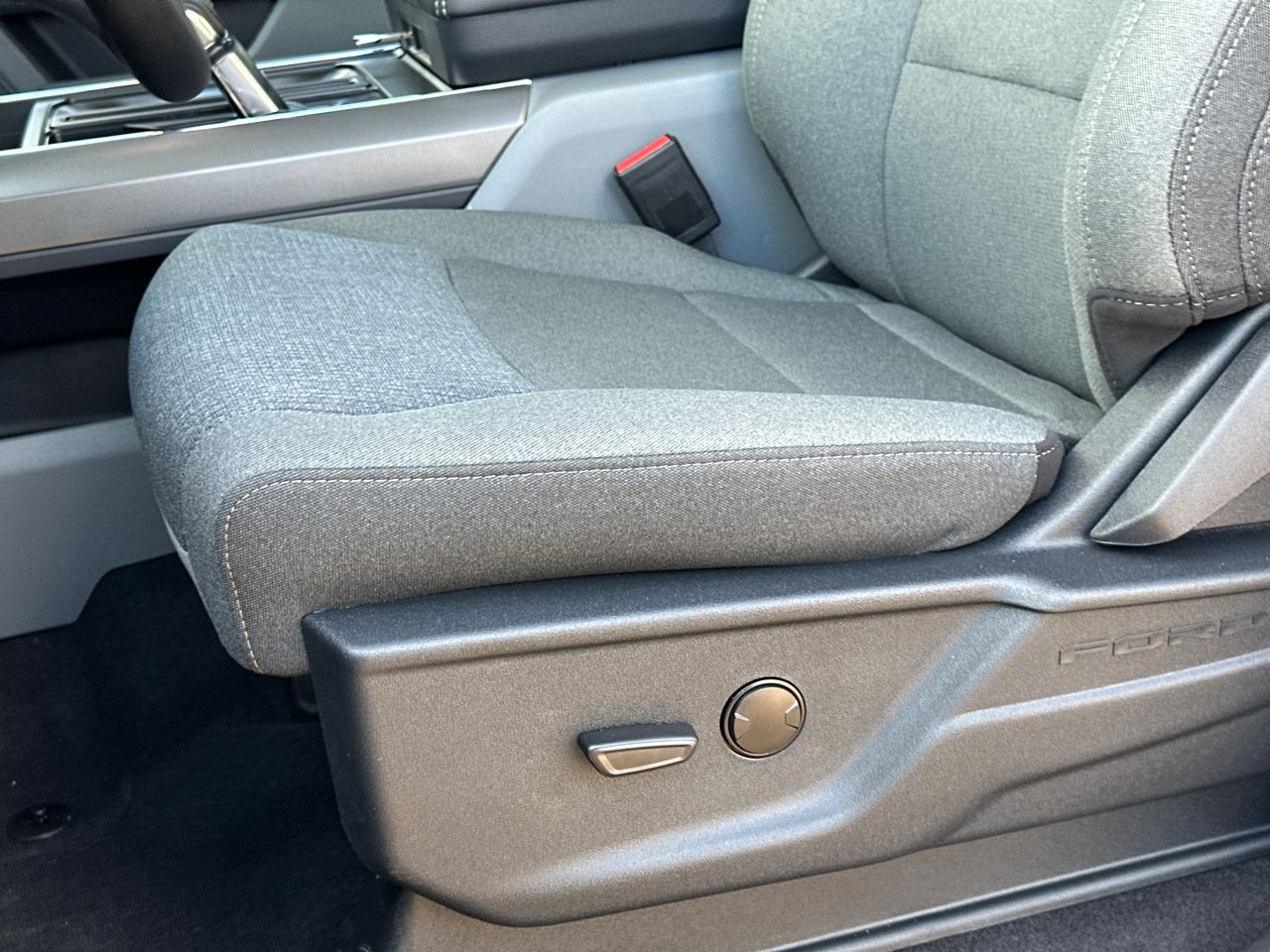 2025 Ford F-150 Lightning XLT - Photo 14