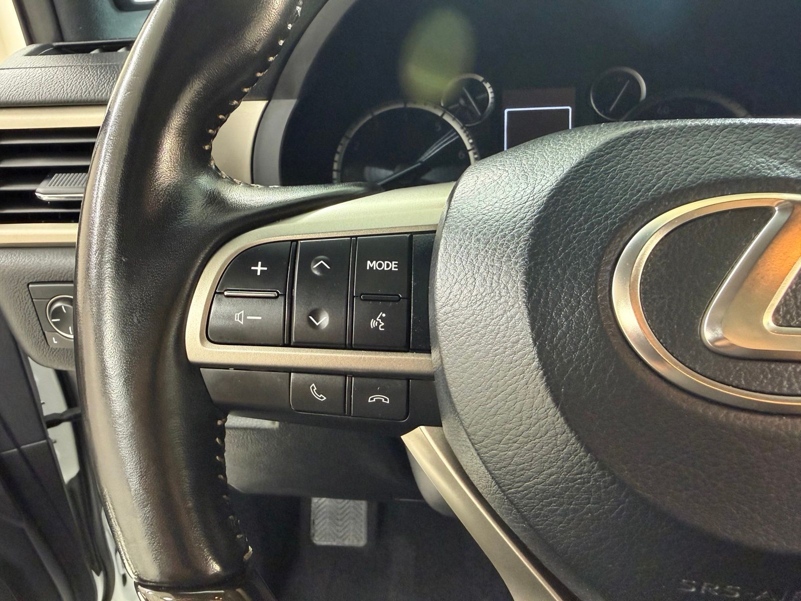 Used 2021  Lexus 460 image 33