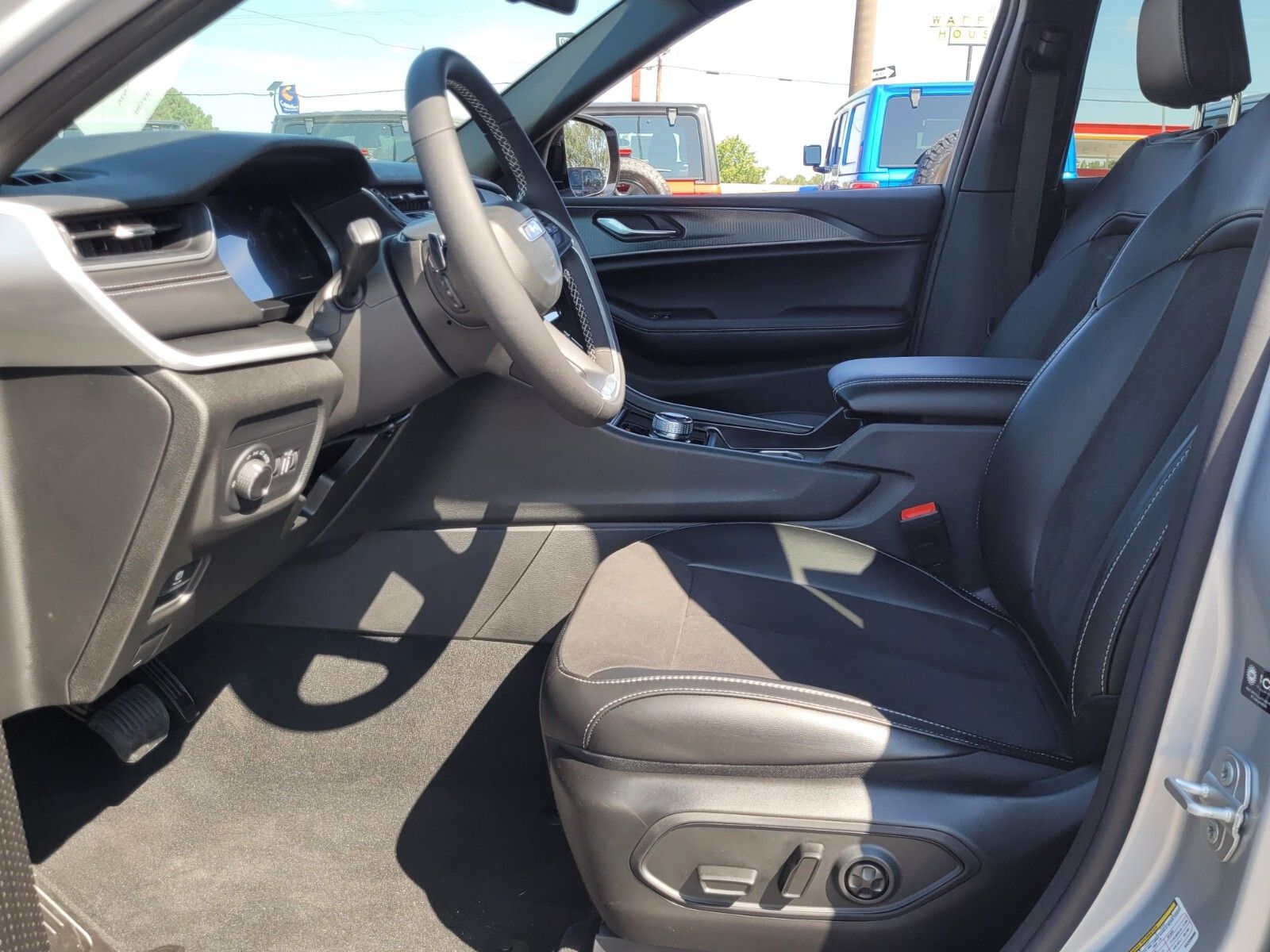 2025 Jeep Grand Cherokee Altitude X photo 3