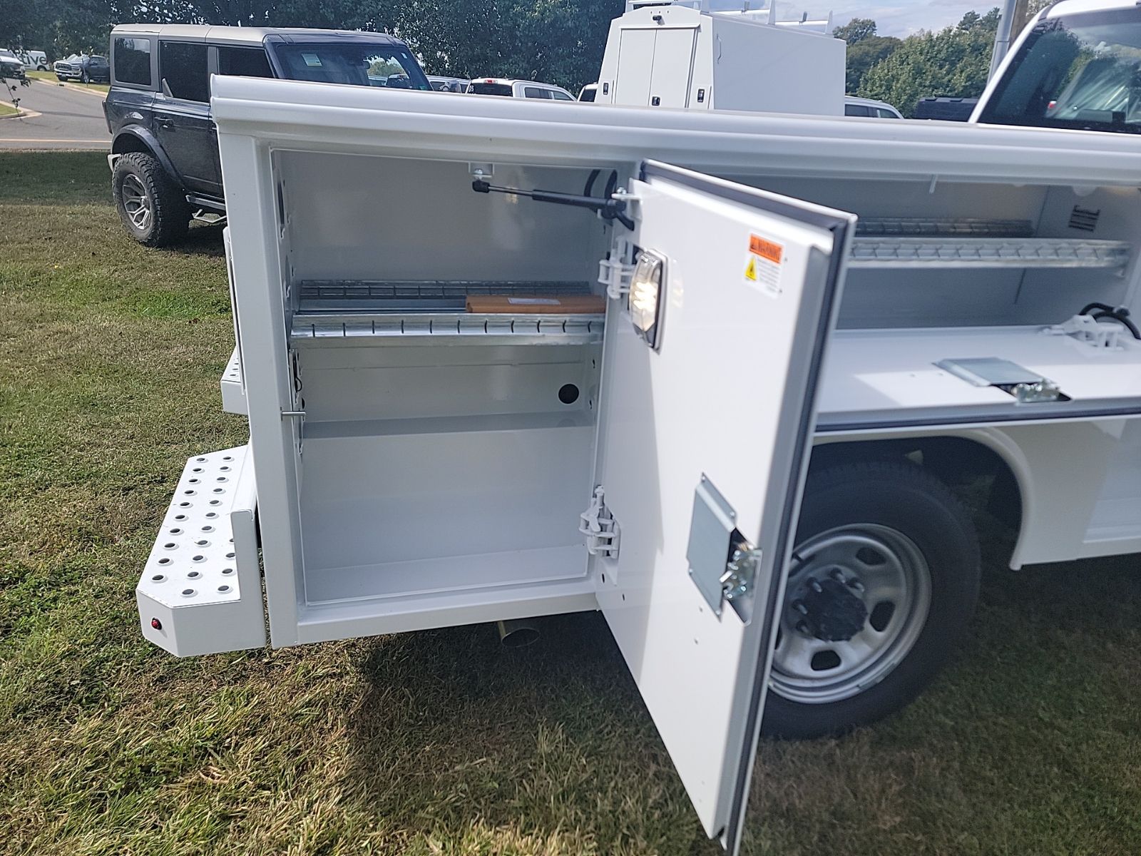 New 2025 Oxford White Ford XL image 8