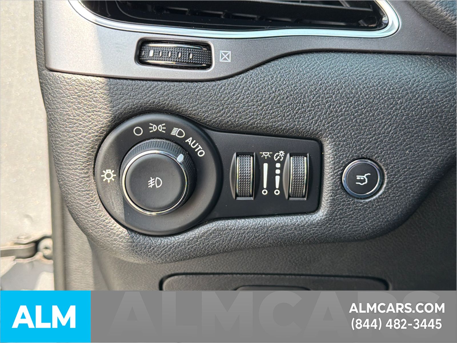 Used 2019 Silver Jeep Limited image 37