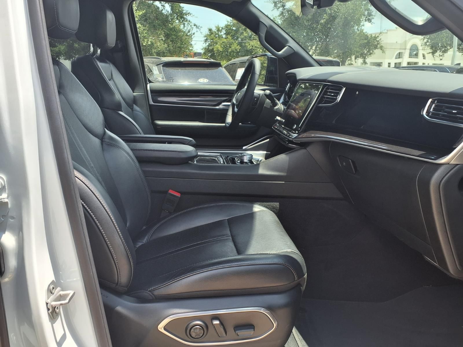 2023 Jeep Wagoneer Base White at River Oaks CDJR