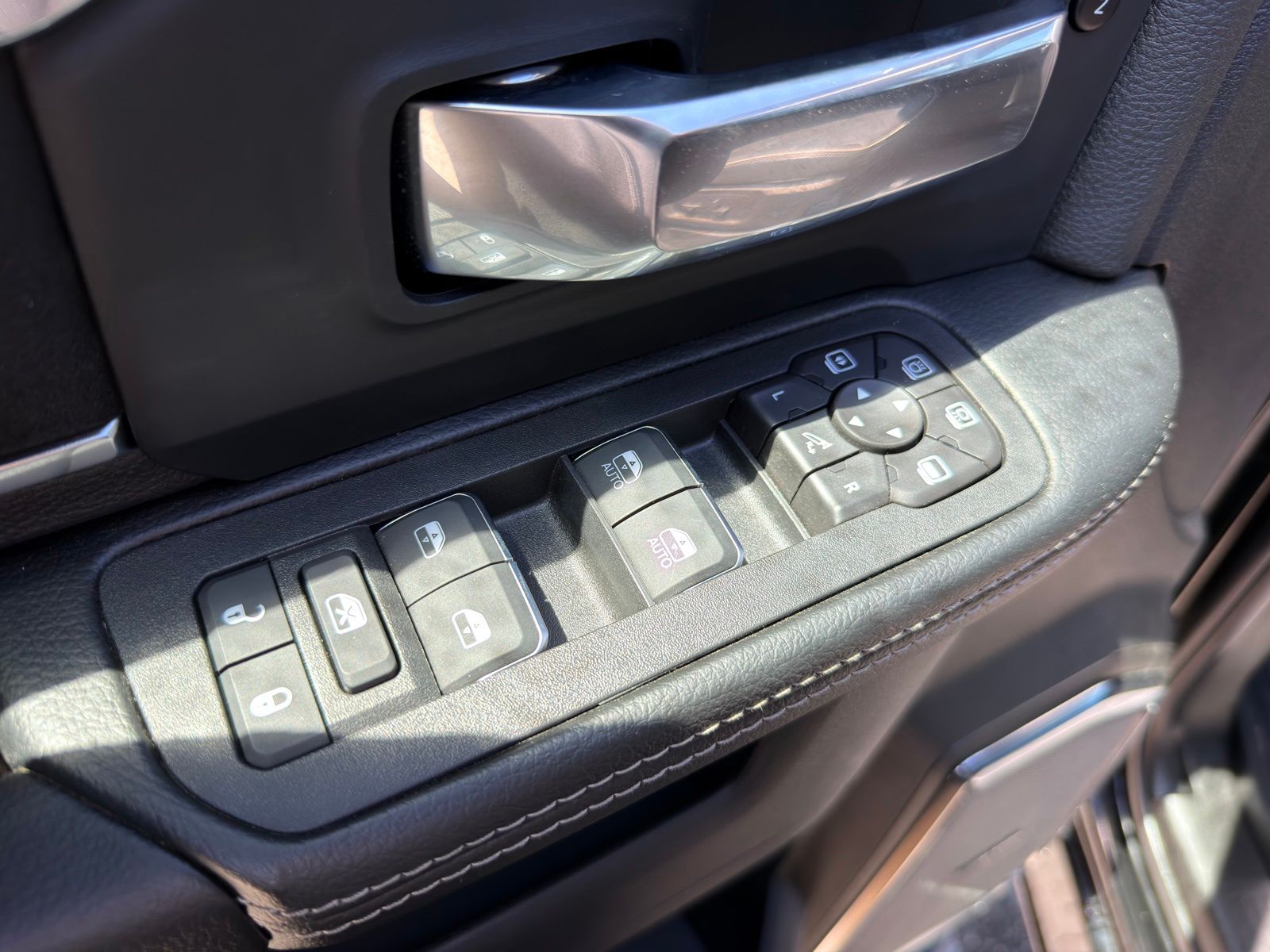 2026 RAM 3500 Laramie - Photo 15