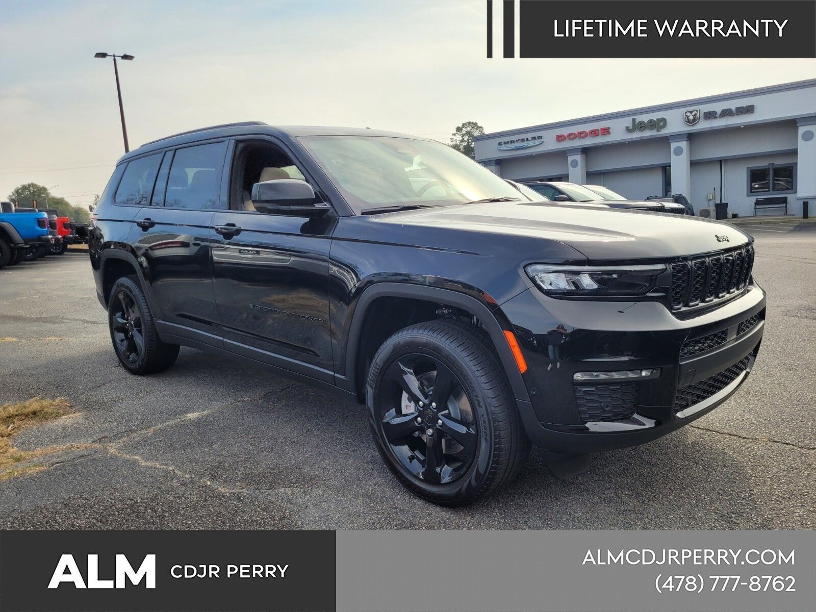 New 2025 Diamond Black Crystal Pearl-Coat Exterior Paint Jeep Limited image 18