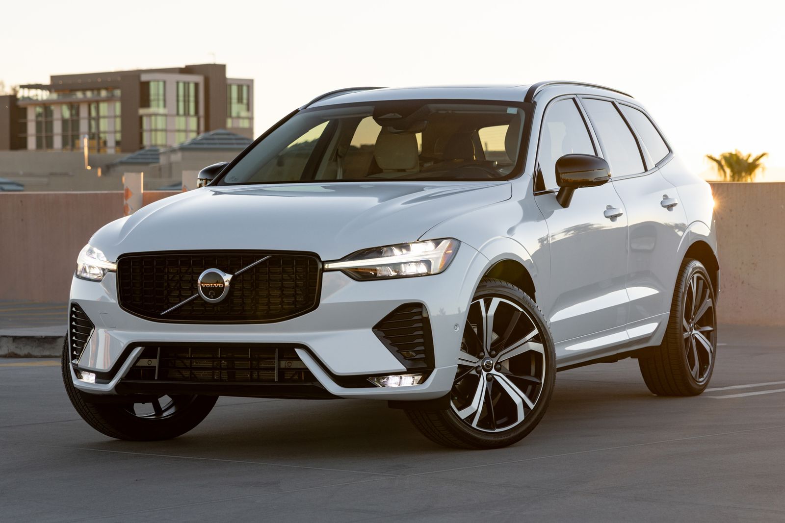 2023 Volvo XC60 B5 Ultimate Dark Theme