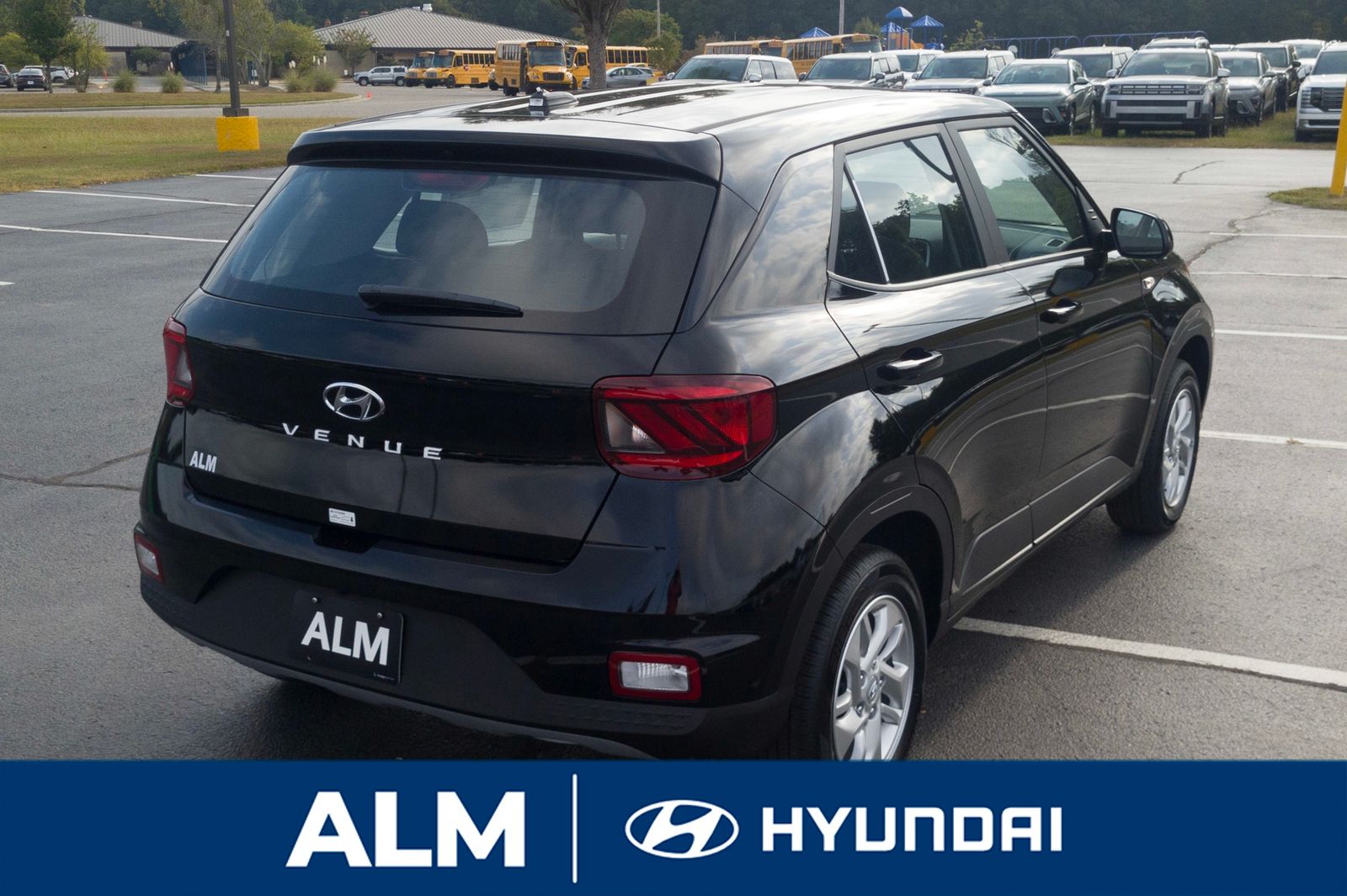 2025 Hyundai Venue SE photo 3