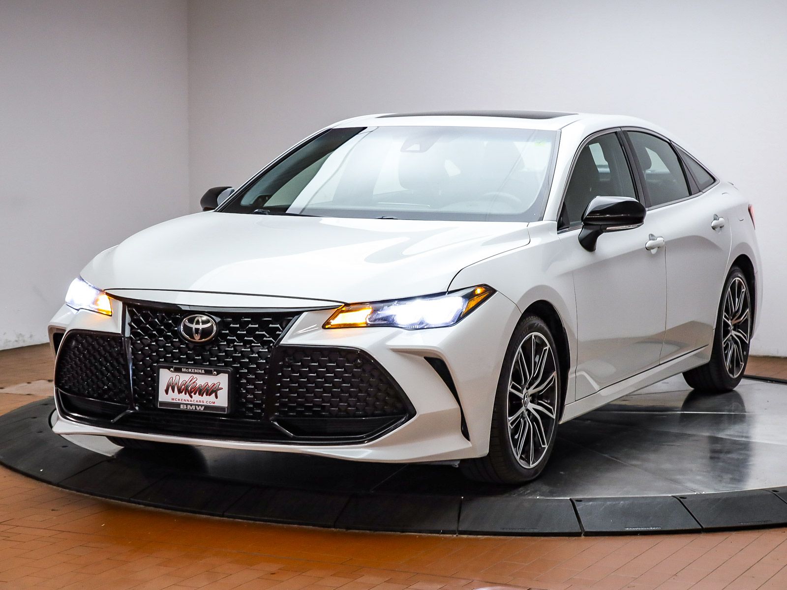 Pearl 2019 Toyota Avalon XSE FWD Sedan Front-Wheel Drive 8-Speed Automatic