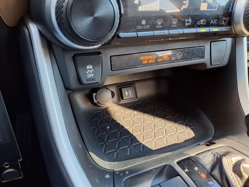 2019 Toyota RAV4 LE White at Emmons Autoplex