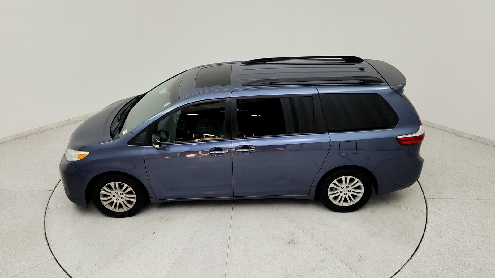 Used 2015 Blue Toyota XLE image 17