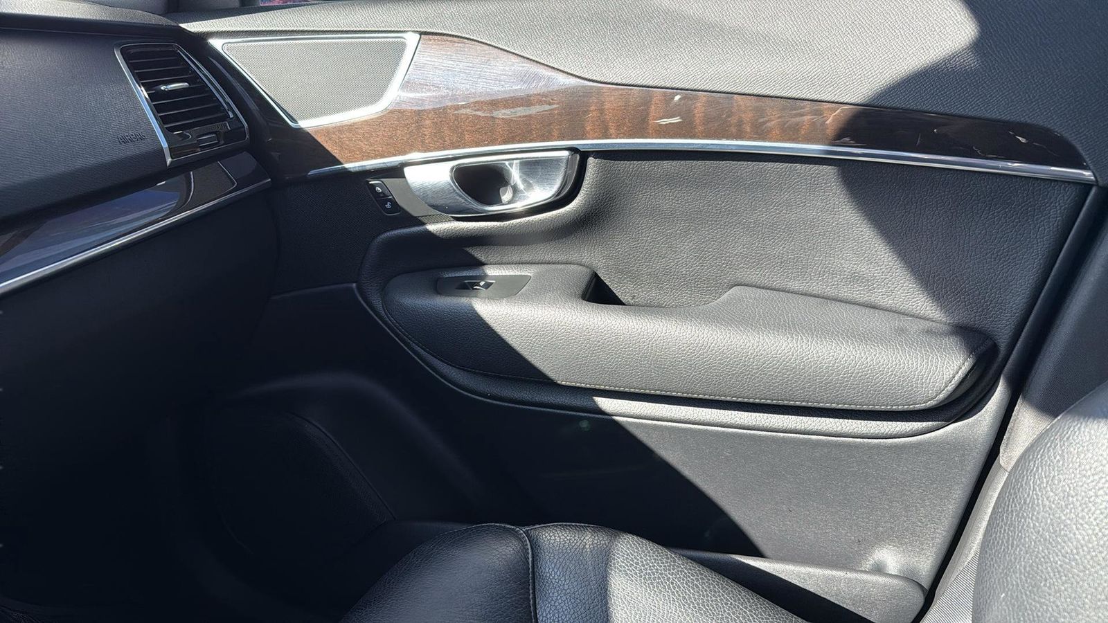 Used Car 2016 Volvo Xc90  T6 Momentum For Sale Under $20,000 In Austin, Texas