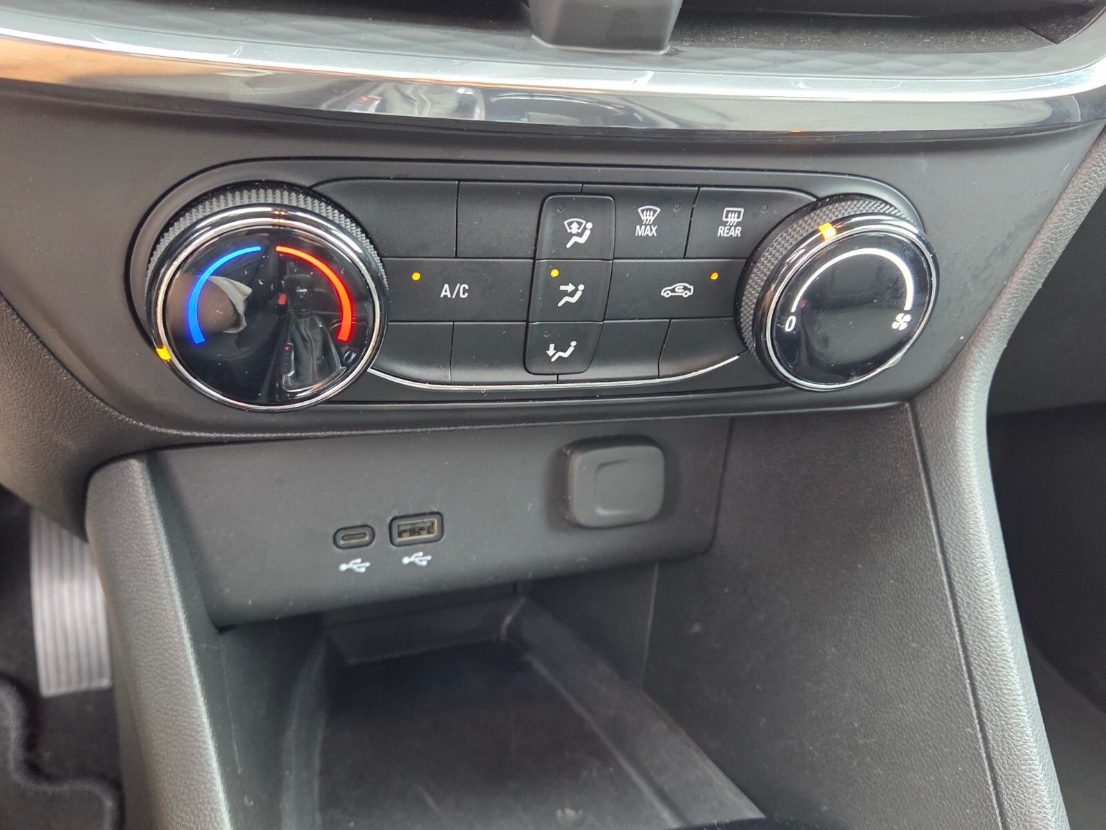 Used 2025 Black Buick Preferred image 21