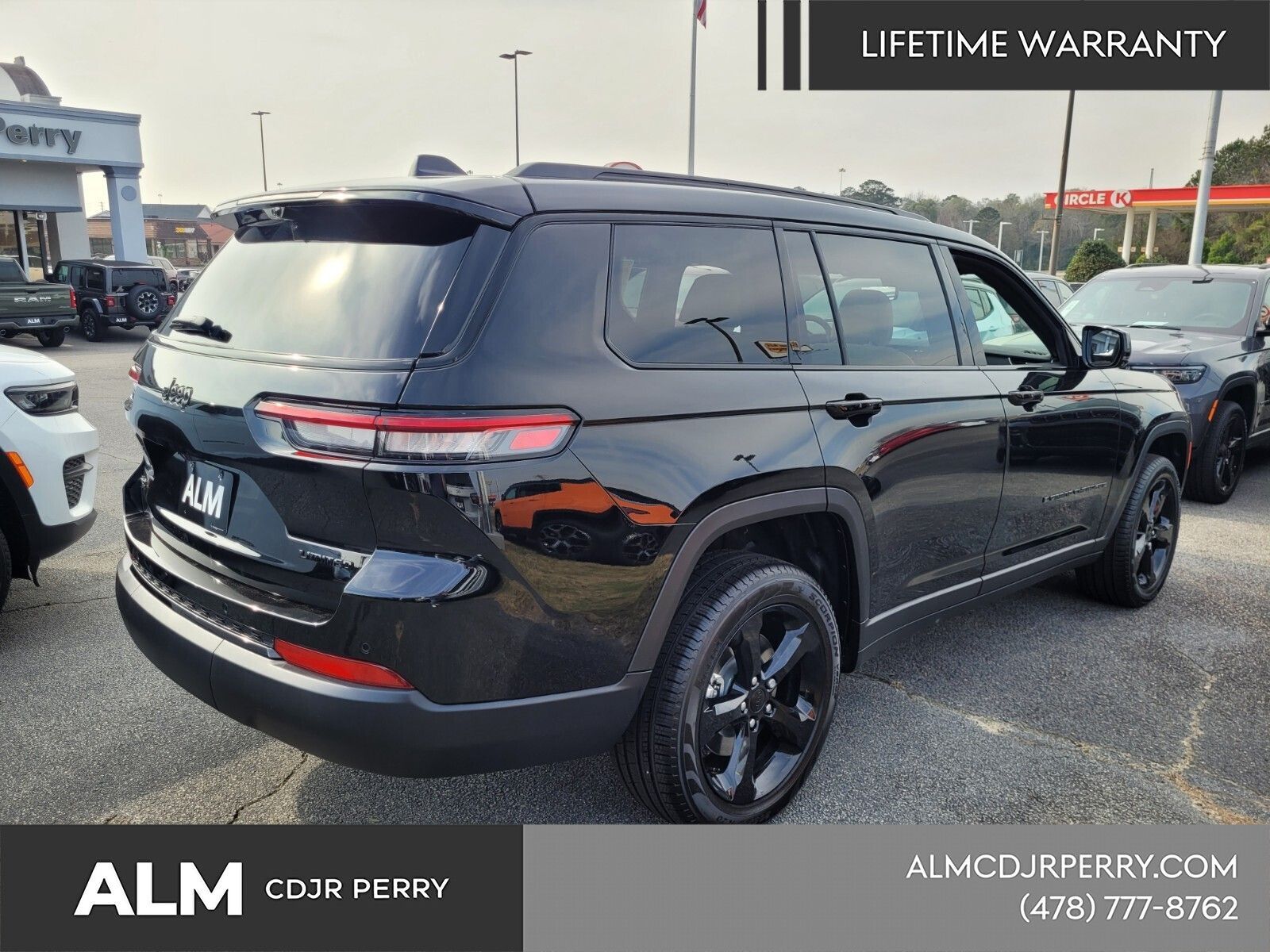 New 2025 Diamond Black Crystal Pearl-Coat Exterior Paint Jeep Limited image 14