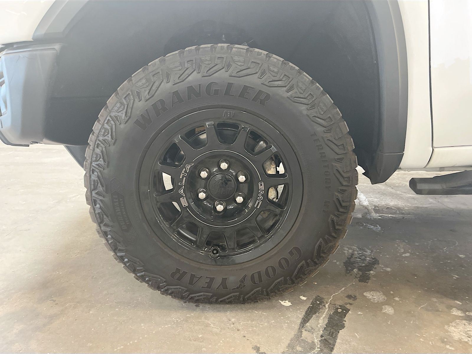 Used 2025 White GMC AT4X image 33