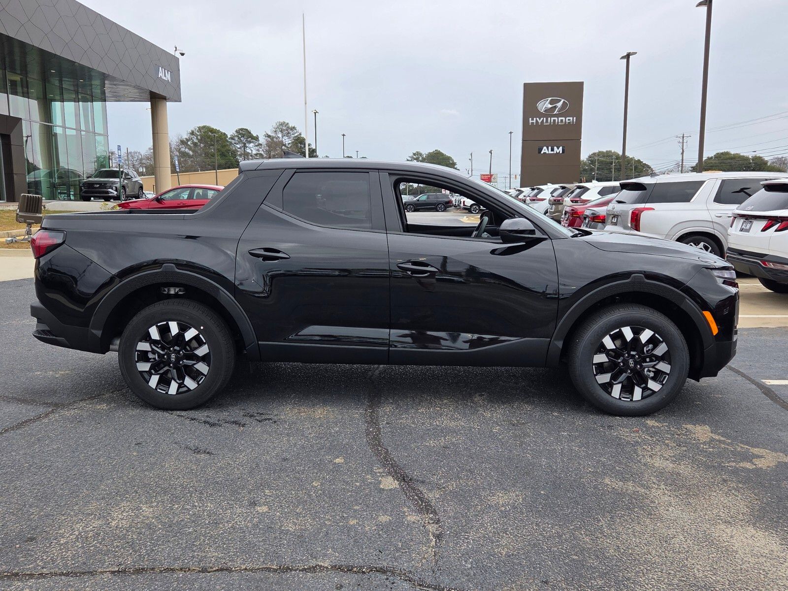 New 2026 Black HYUNDAI SE image 13