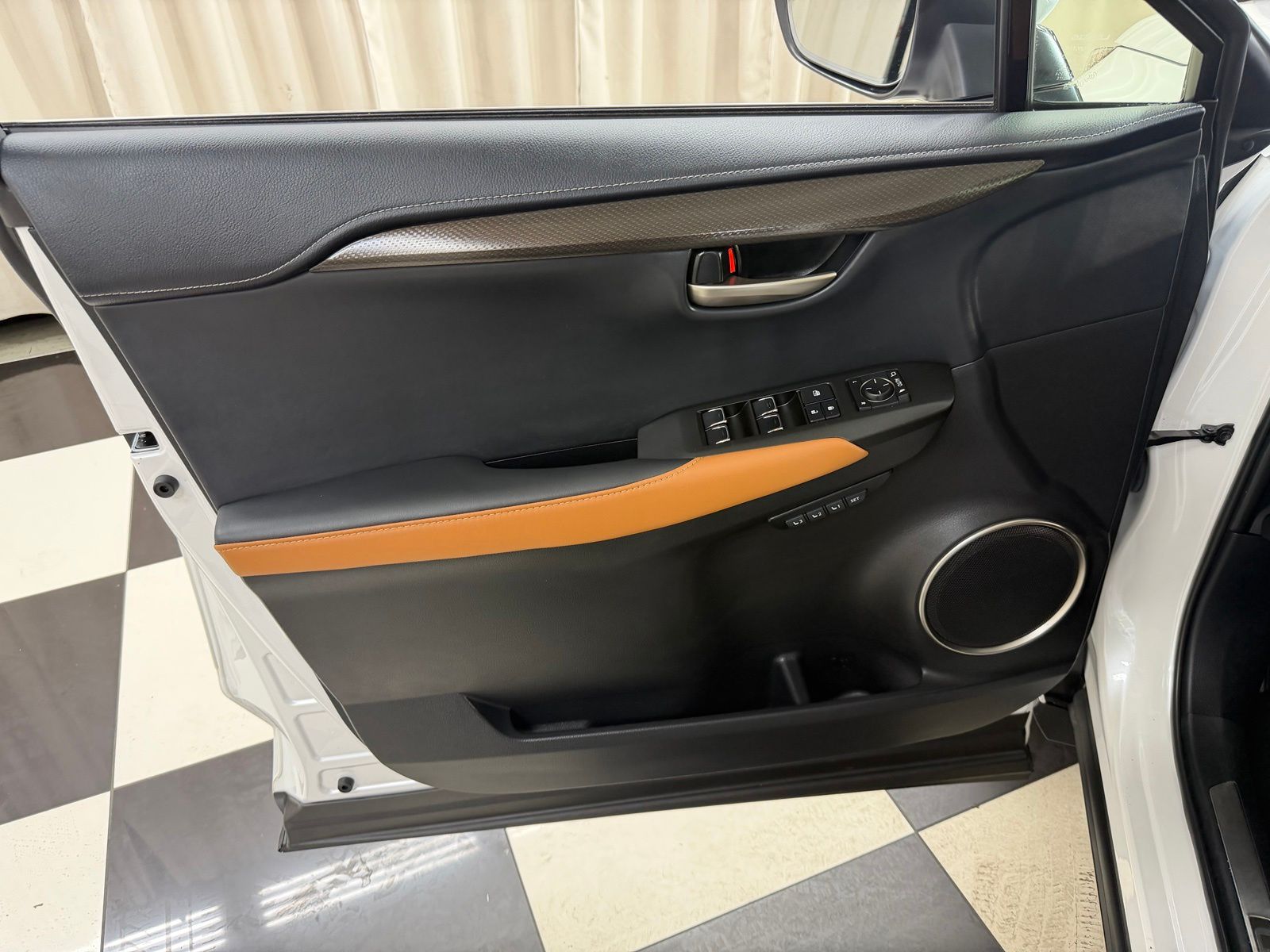 Used 2021 White Lexus 300h image 26