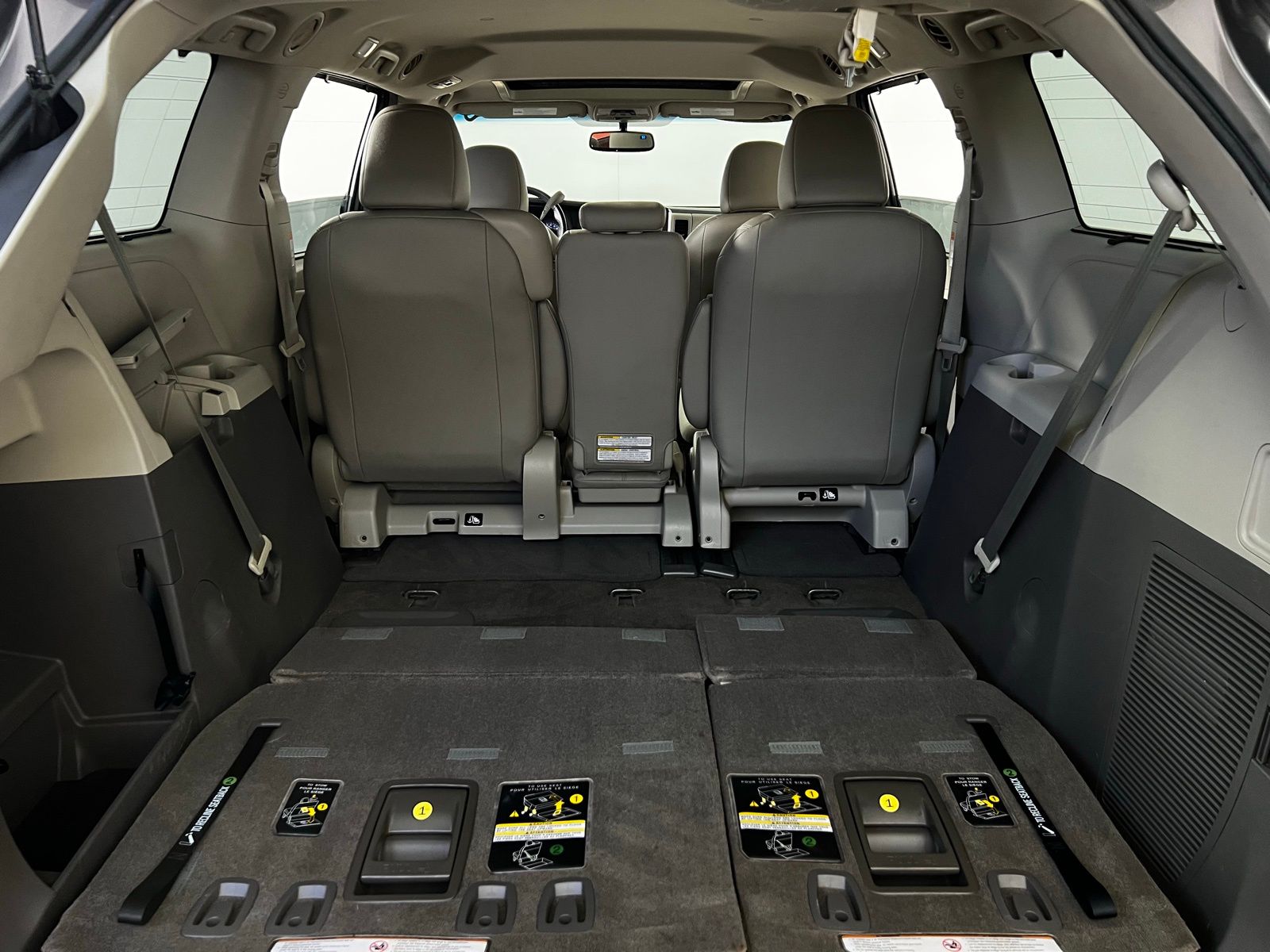 2016 Toyota Sienna XLE 30
