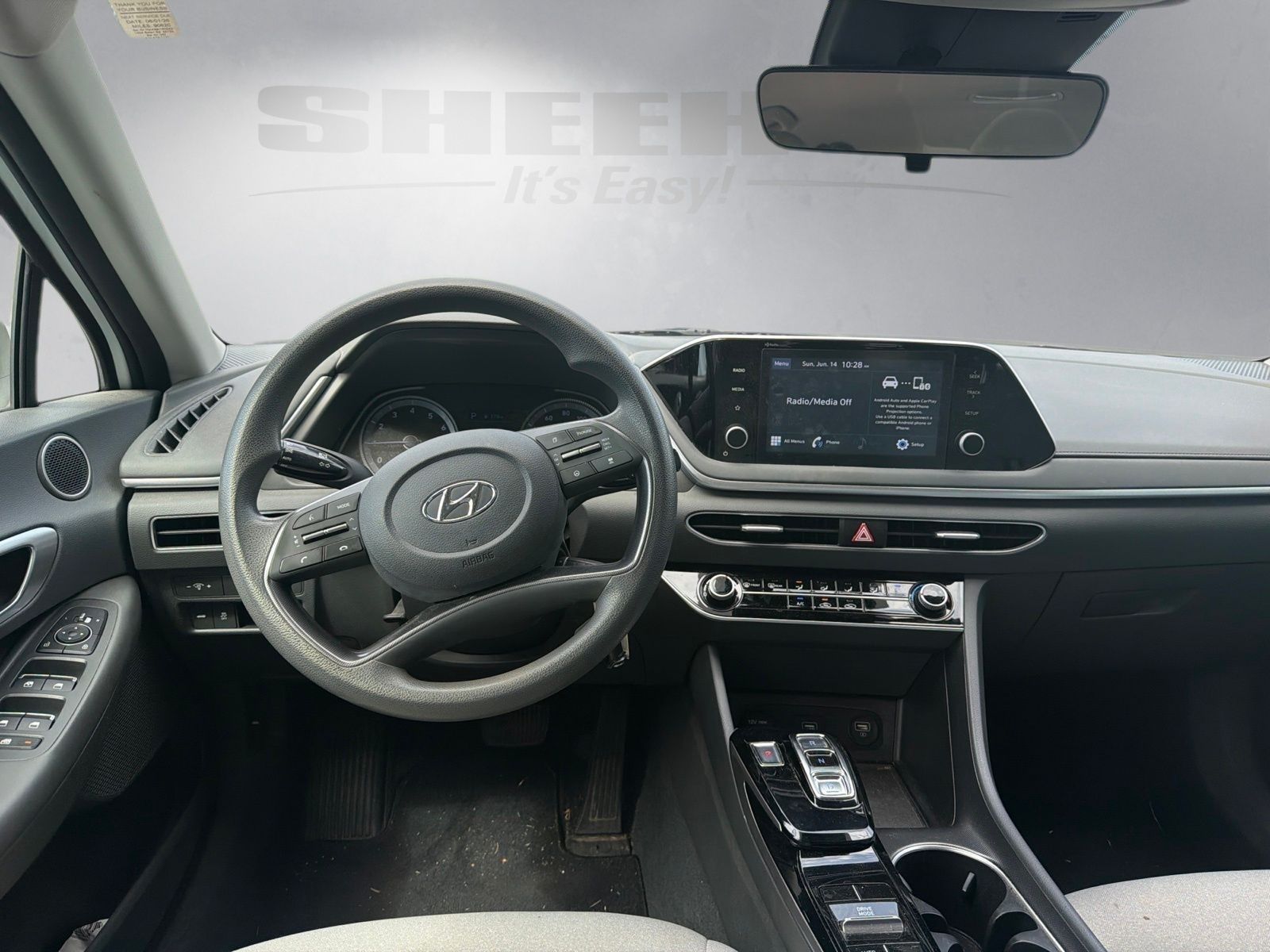 Used 2020 Quartz White Hyundai SE image 3