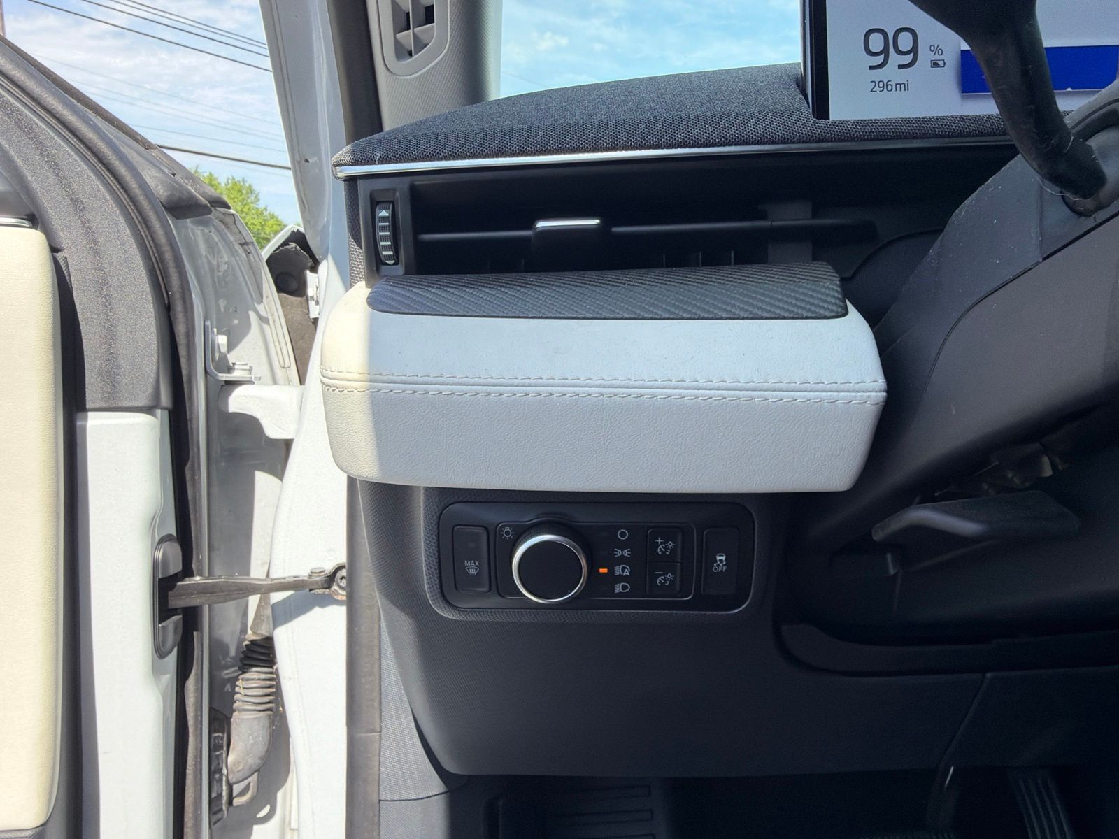 Used 2023 Space White Metallic Ford Premium image 23