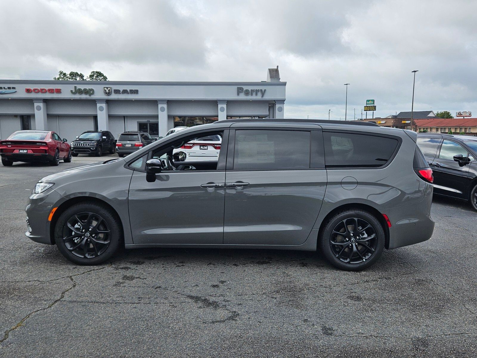 2025 Chrysler Pacifica Limited photo 2