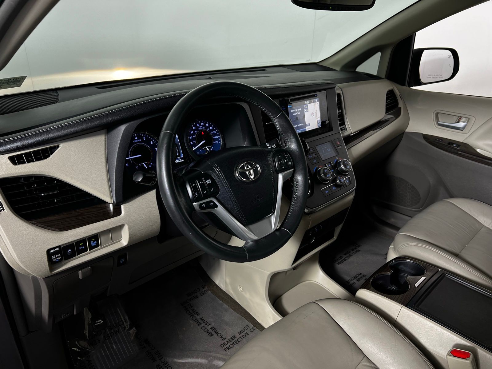 2016 Toyota Sienna XLE 12