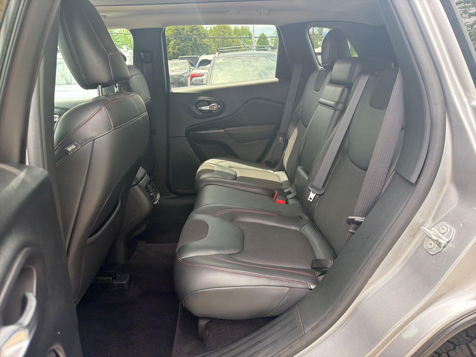 Used 2017 Billet Silver Metallic Clearcoat Jeep Trailhawk image 7