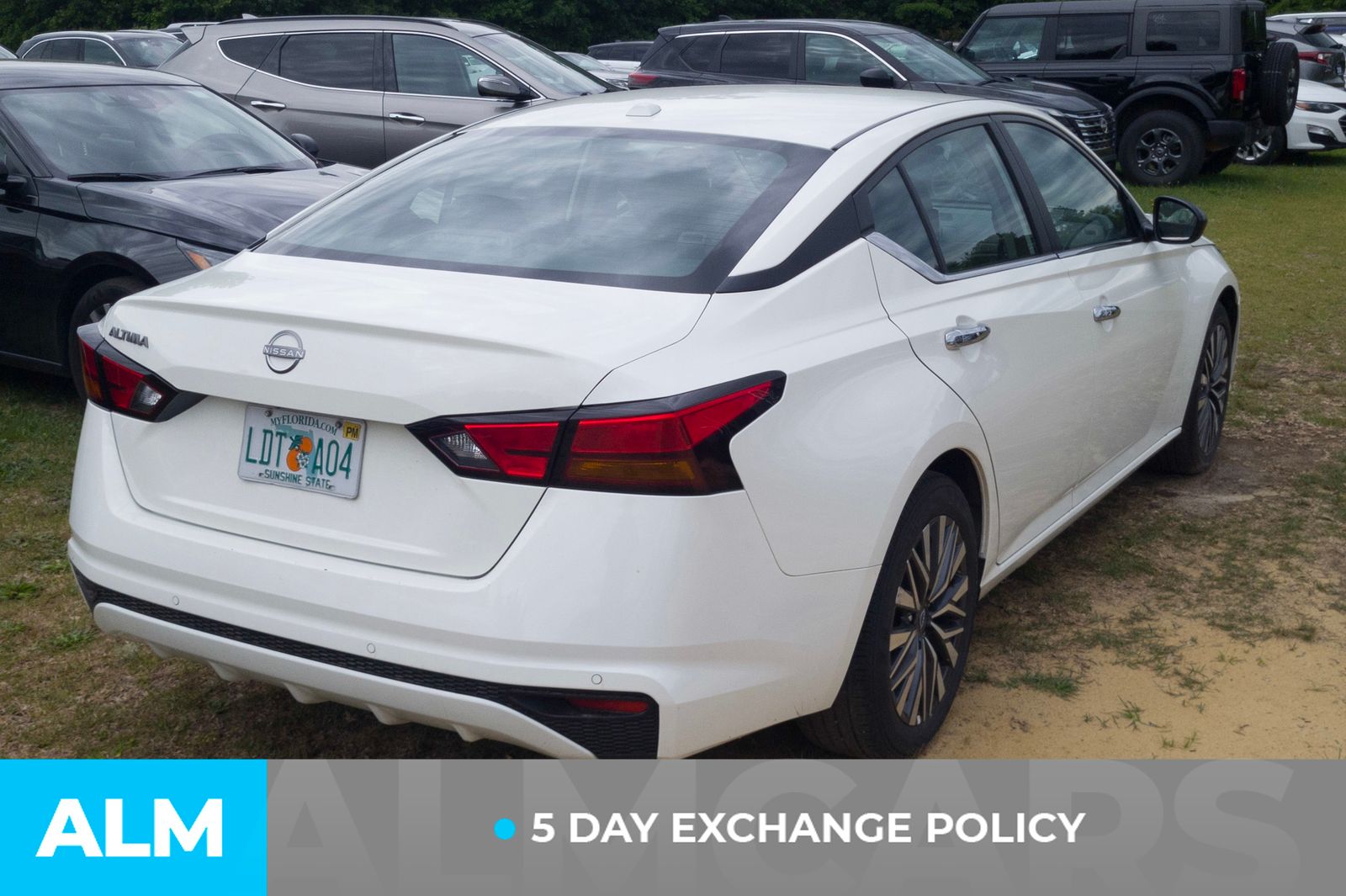 Used 2025 Glacier White Nissan 2.5 SV image 4