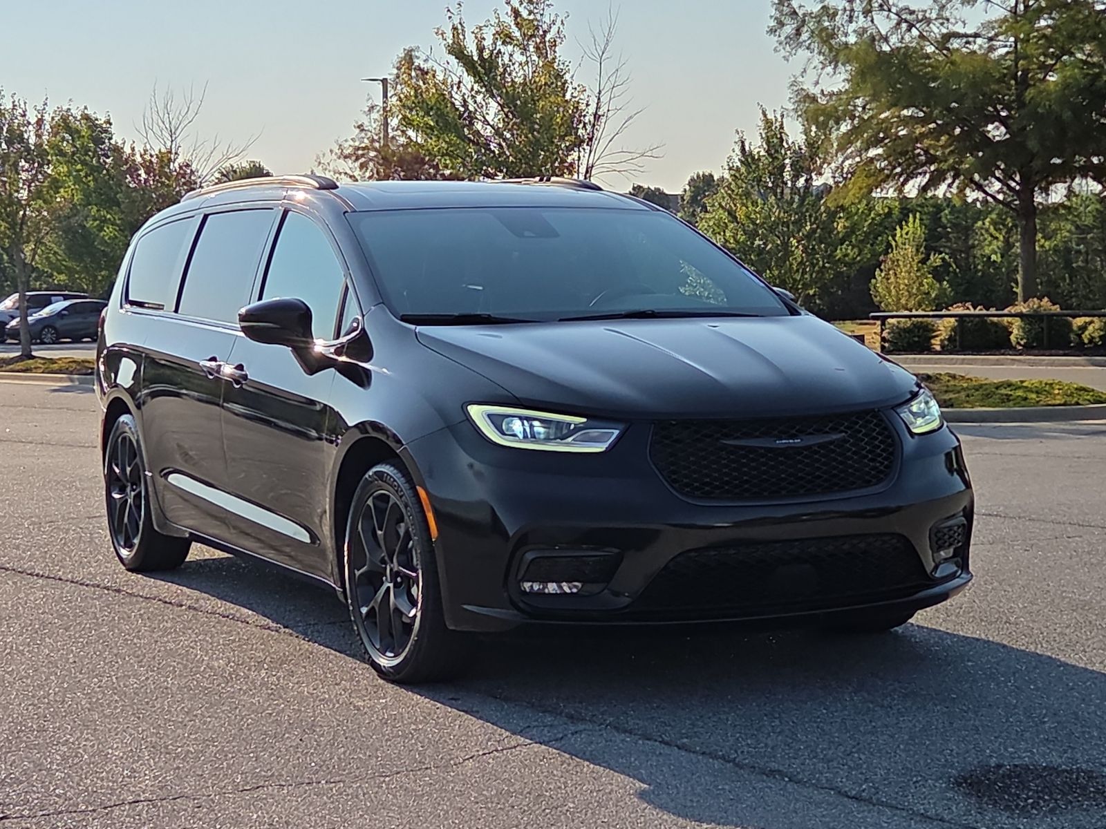 Diamond Black Crystal Pearlcoat 2025 Chrysler Pacifica Minivan Front-Wheel Drive 9-Speed Automatic
