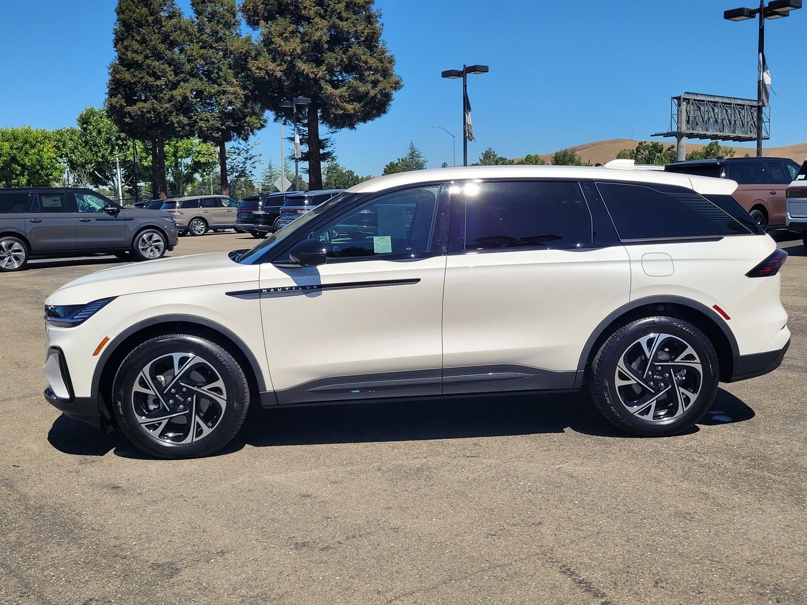 View vehicle photo 7