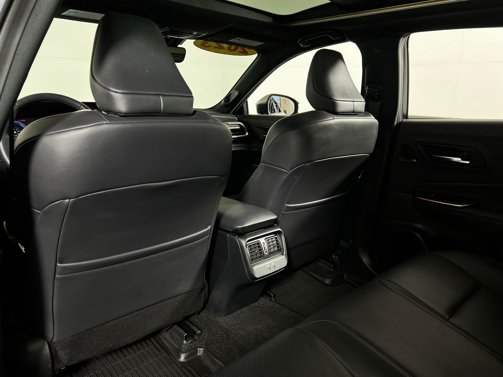 Thumbnail: 2023 Toyota Crown - 22