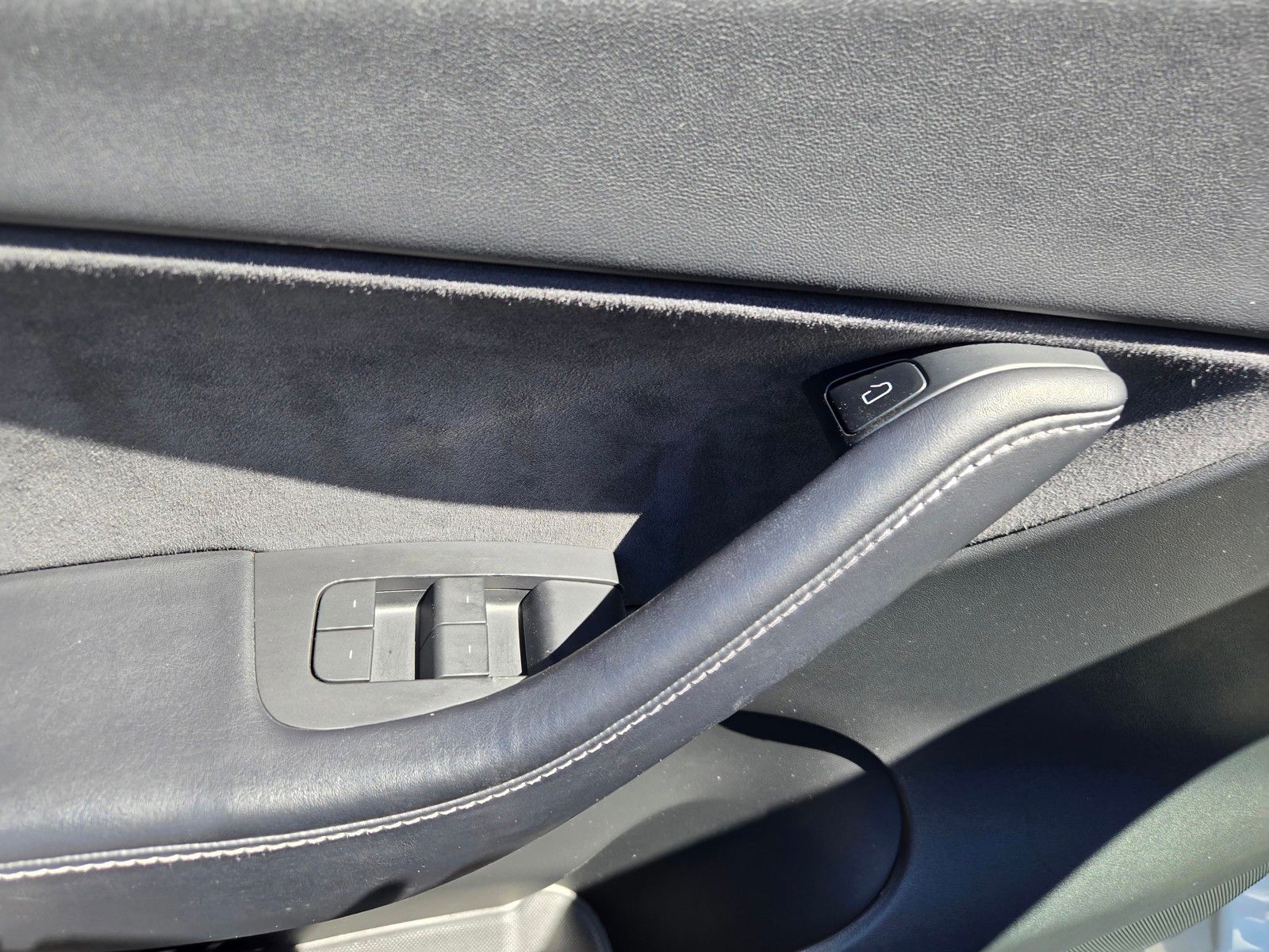 Used 2022  Tesla Performance image 19