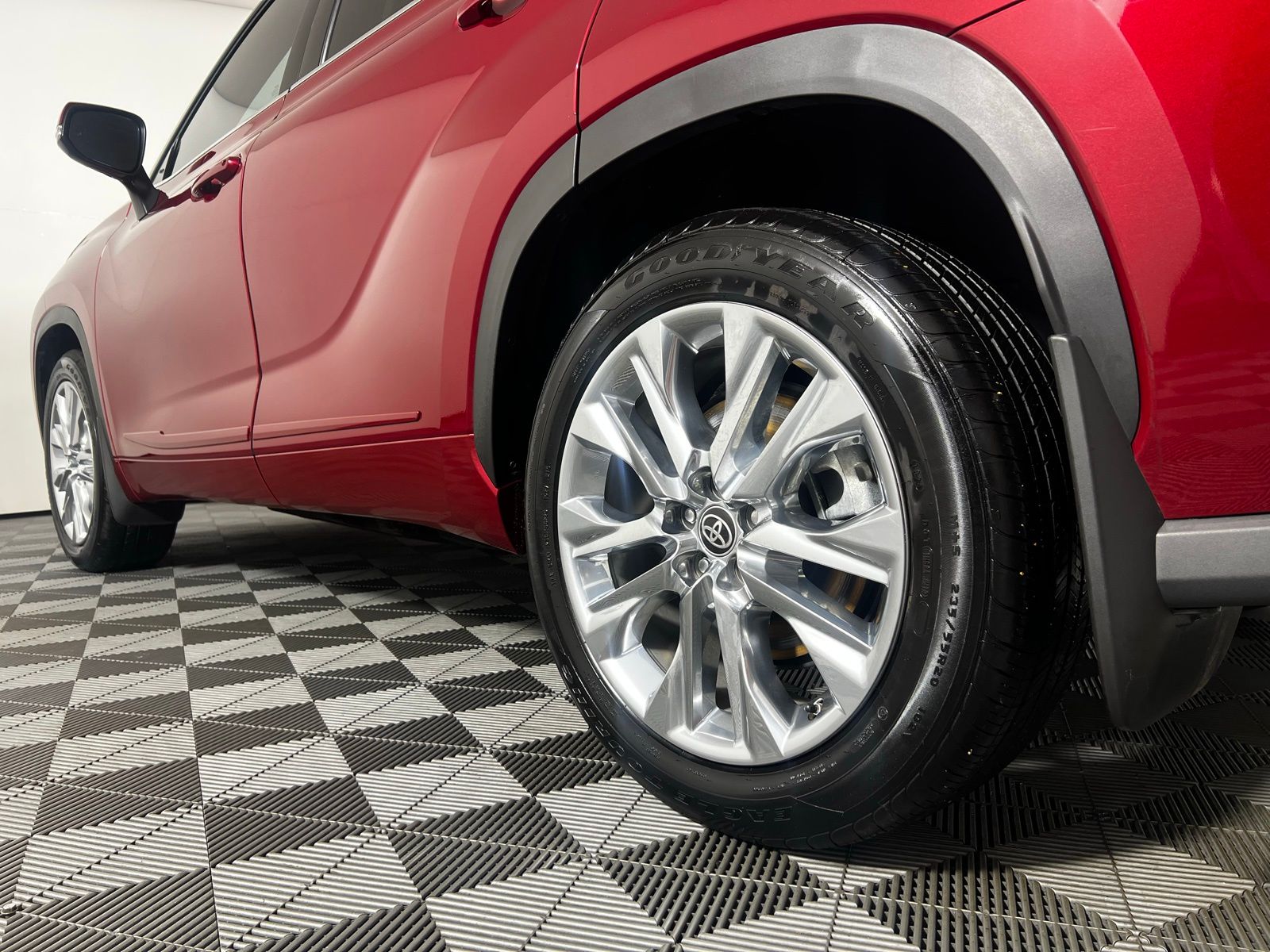 Thumbnail: 2023 Toyota Highlander - 20