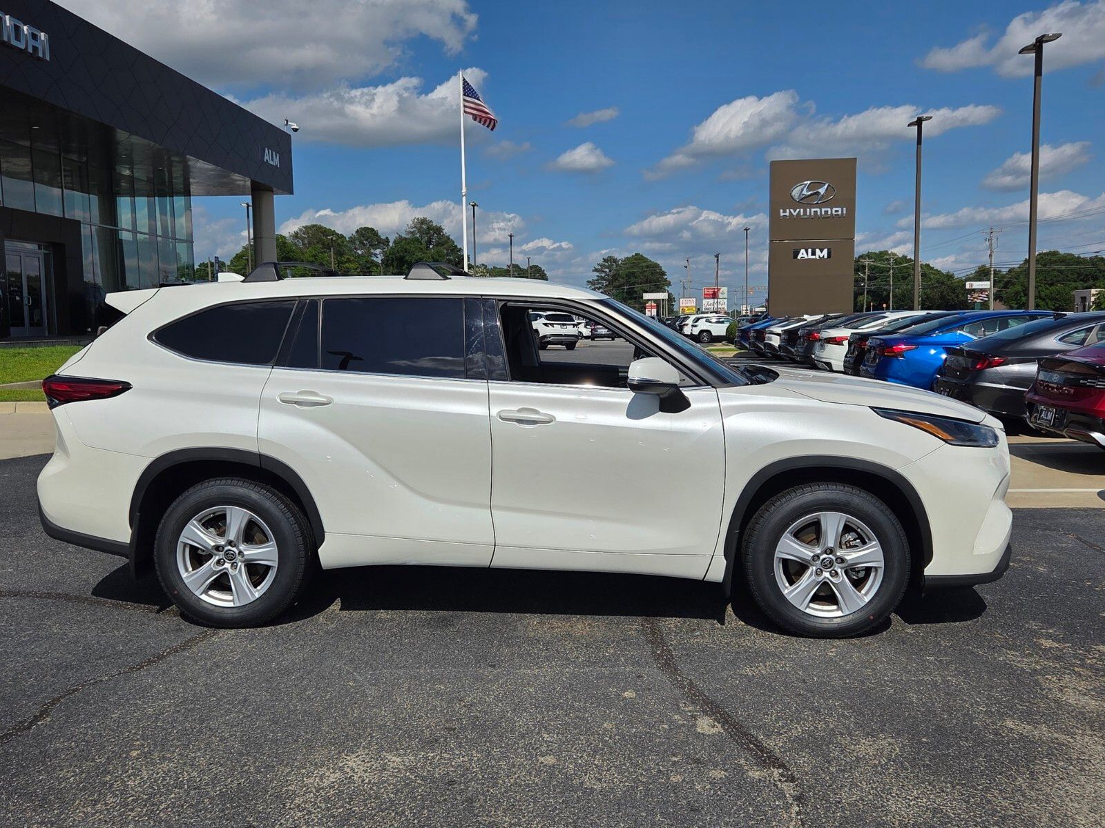 Used 2021 White Toyota LE image 17