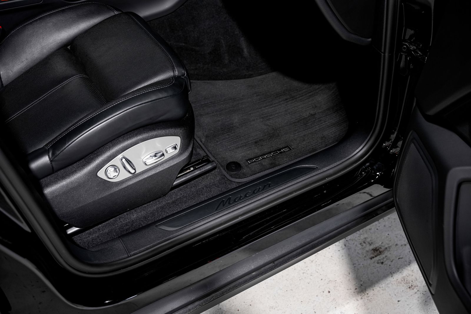 2024 Porsche Macan Base — photo 21