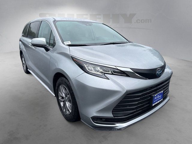 Pre-Owned 2023 Toyota Sienna LE 4 Door Passenger Van in