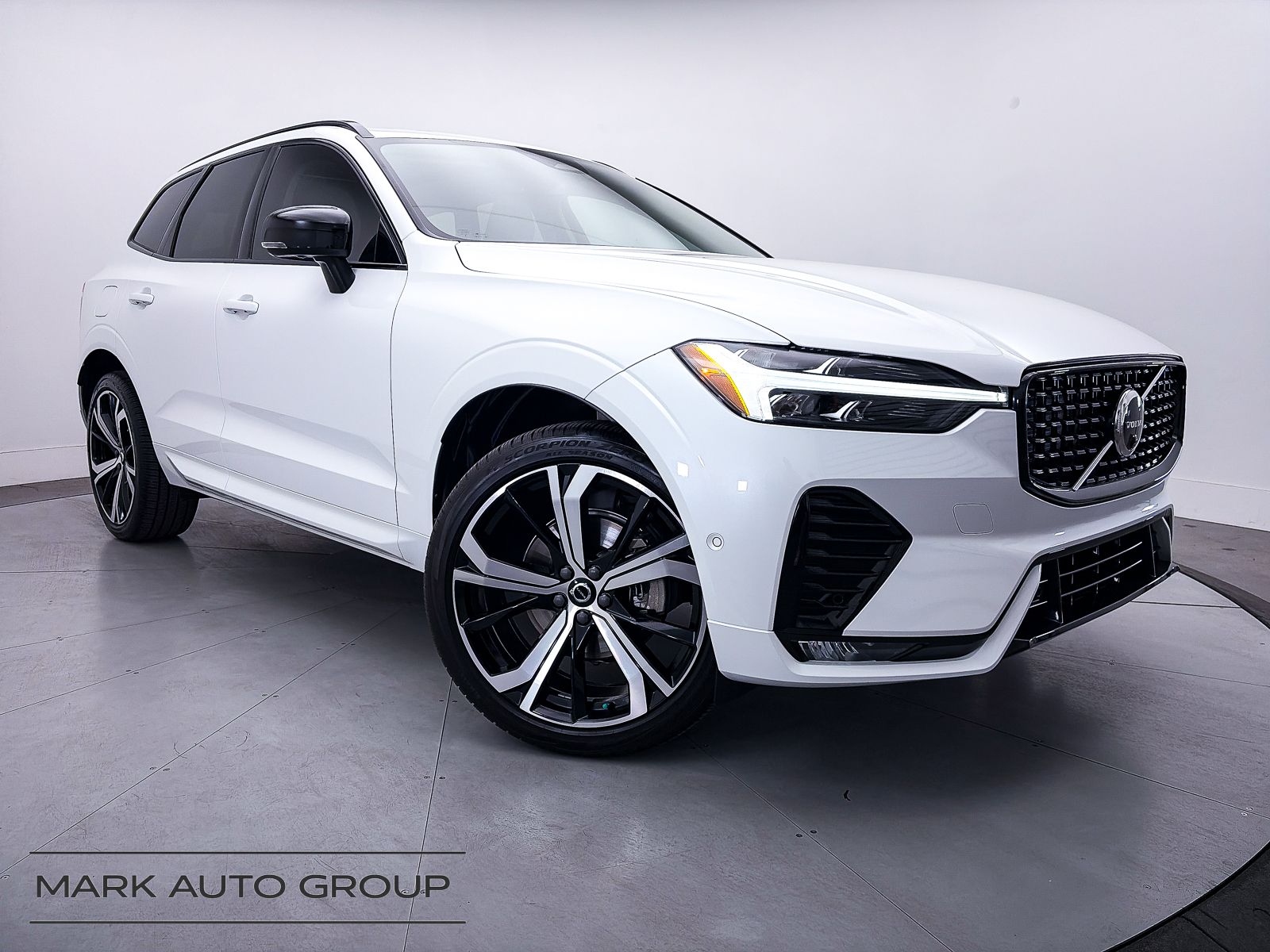 2023 Volvo XC60 B5 Ultimate Dark Theme