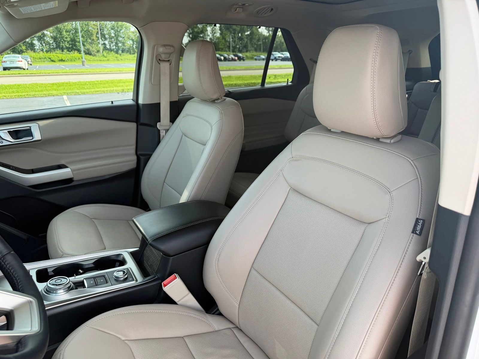 2022 Ford Explorer image 12