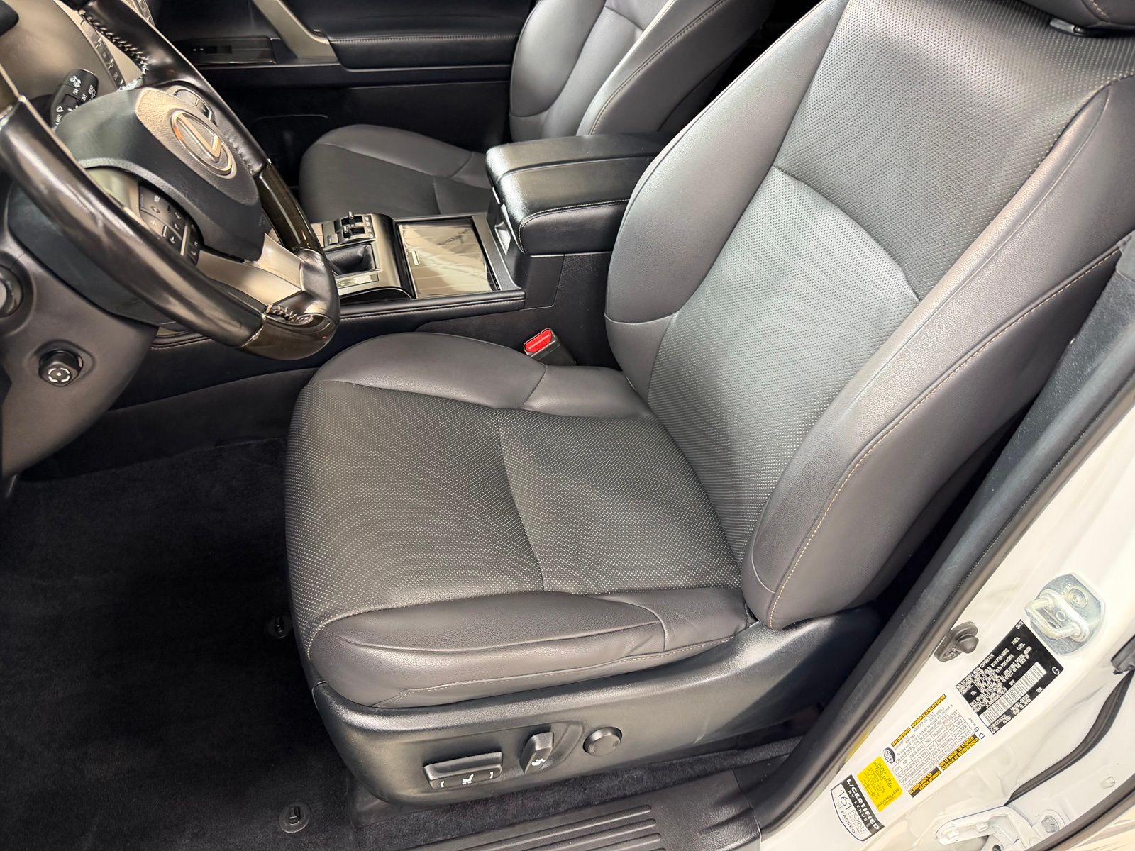 Used 2021  Lexus 460 image 32