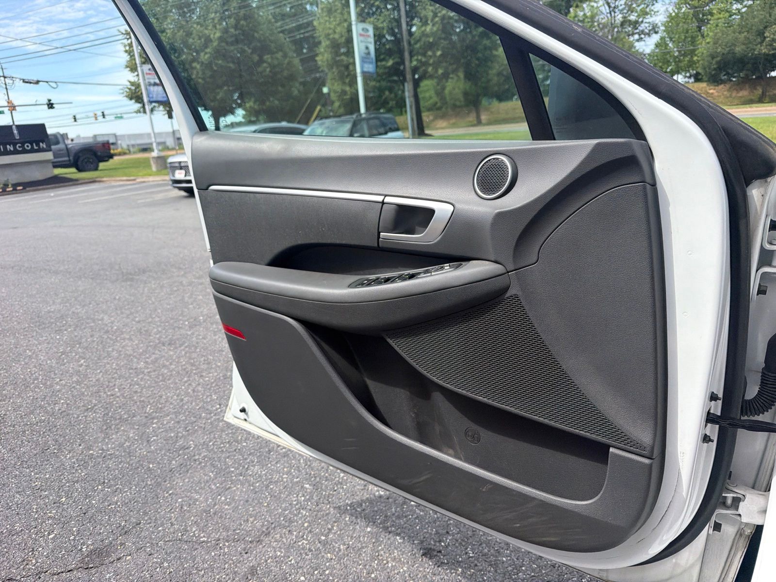 Used 2020 Quartz White Hyundai SE image 23