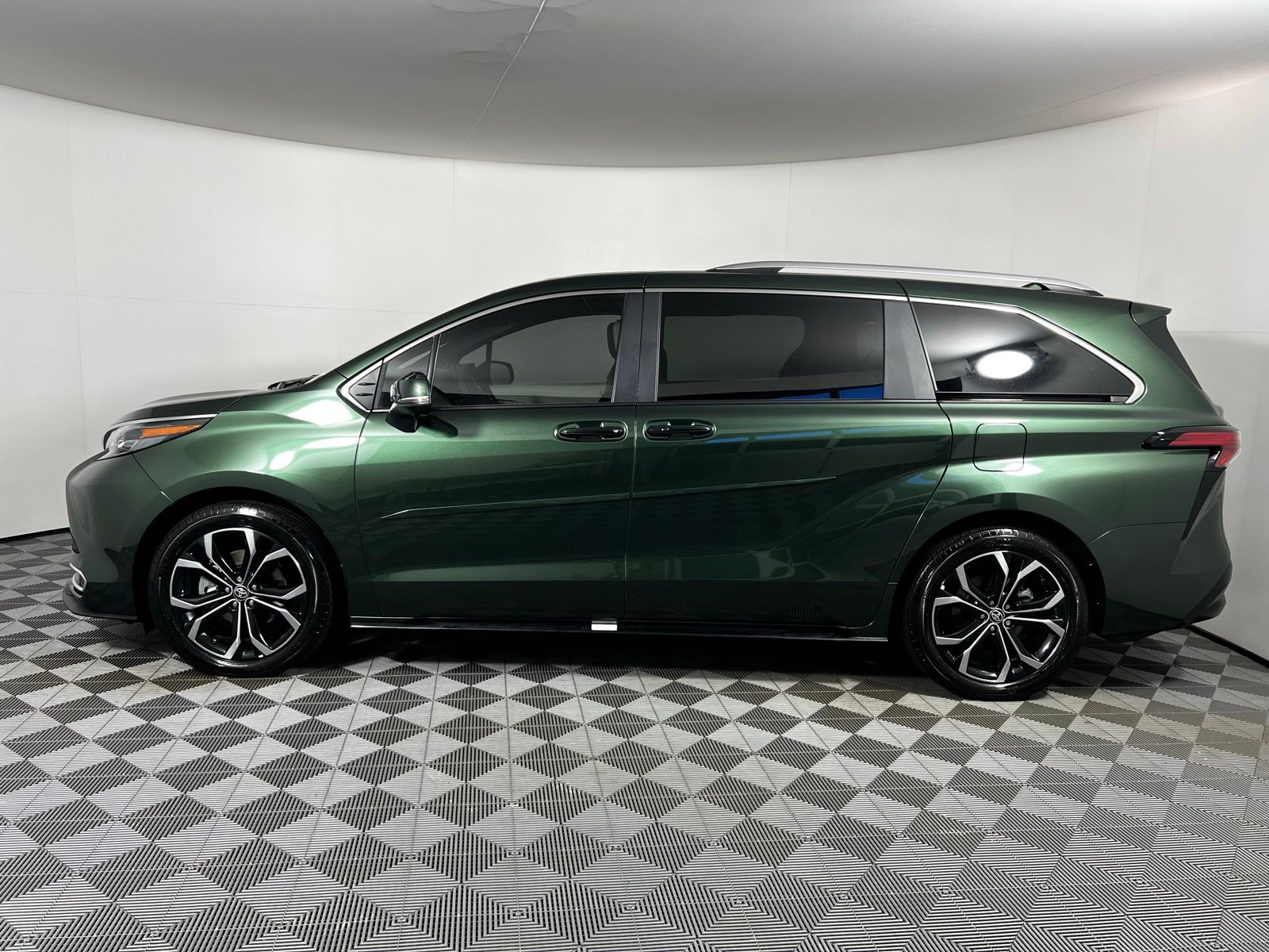 Thumbnail: 2025 Toyota Sienna - 8