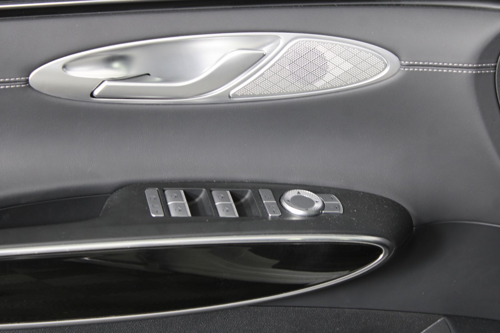 Used 2025 White Genesis 2.5T image 23