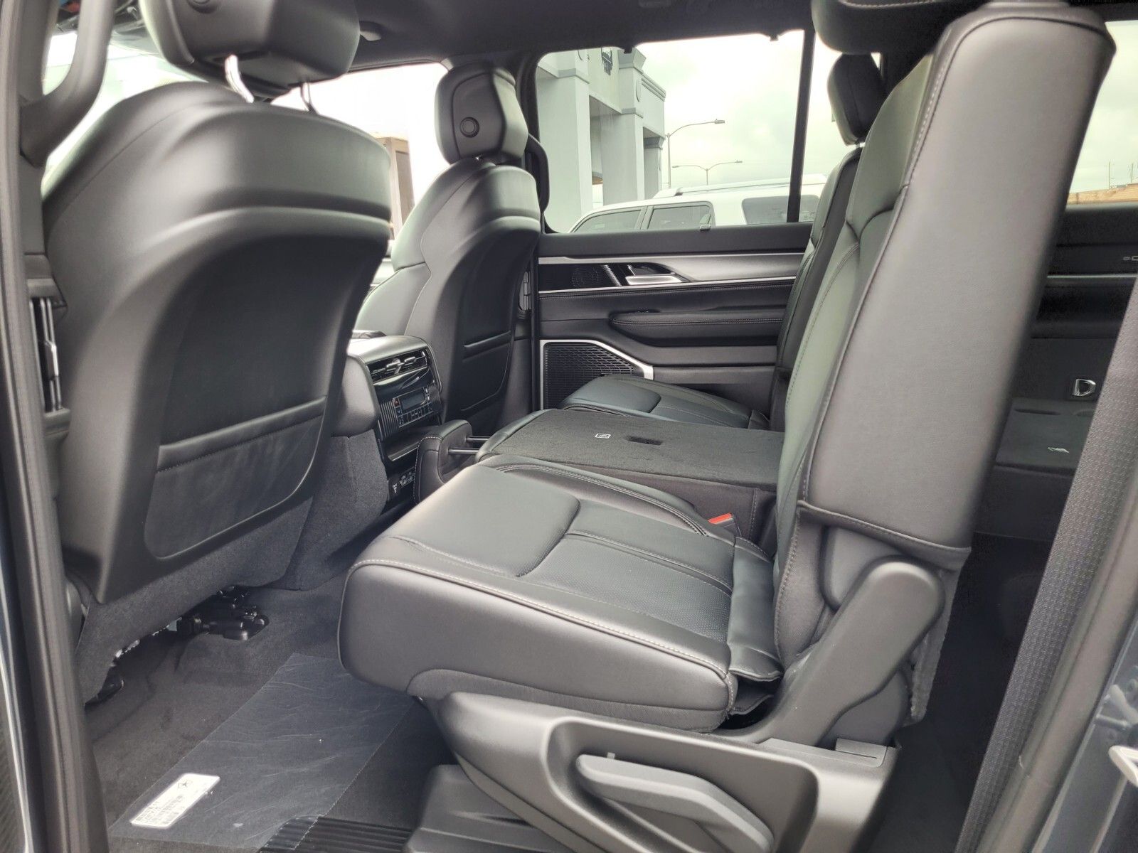 2025 Jeep Wagoneer Base photo 4